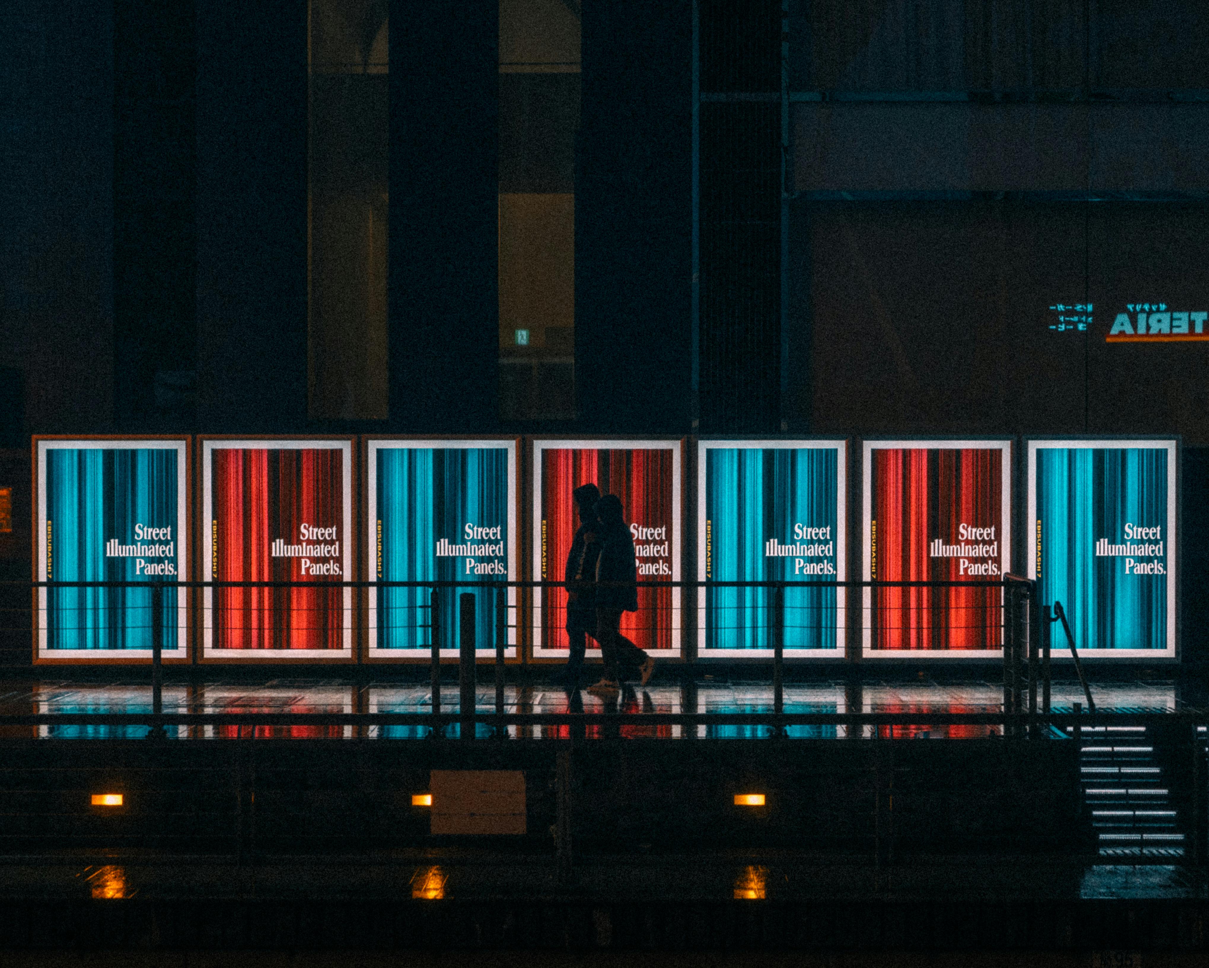 Gratis Foto stok gratis Arsitektur, bayangan hitam, berjalan malam Foto Stok