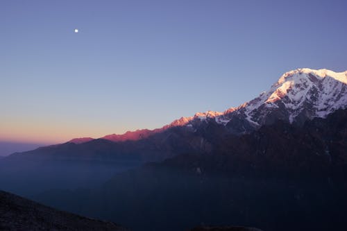 Ücretsiz Altın Saatte Karlı Dağ Stok Fotoğraflar