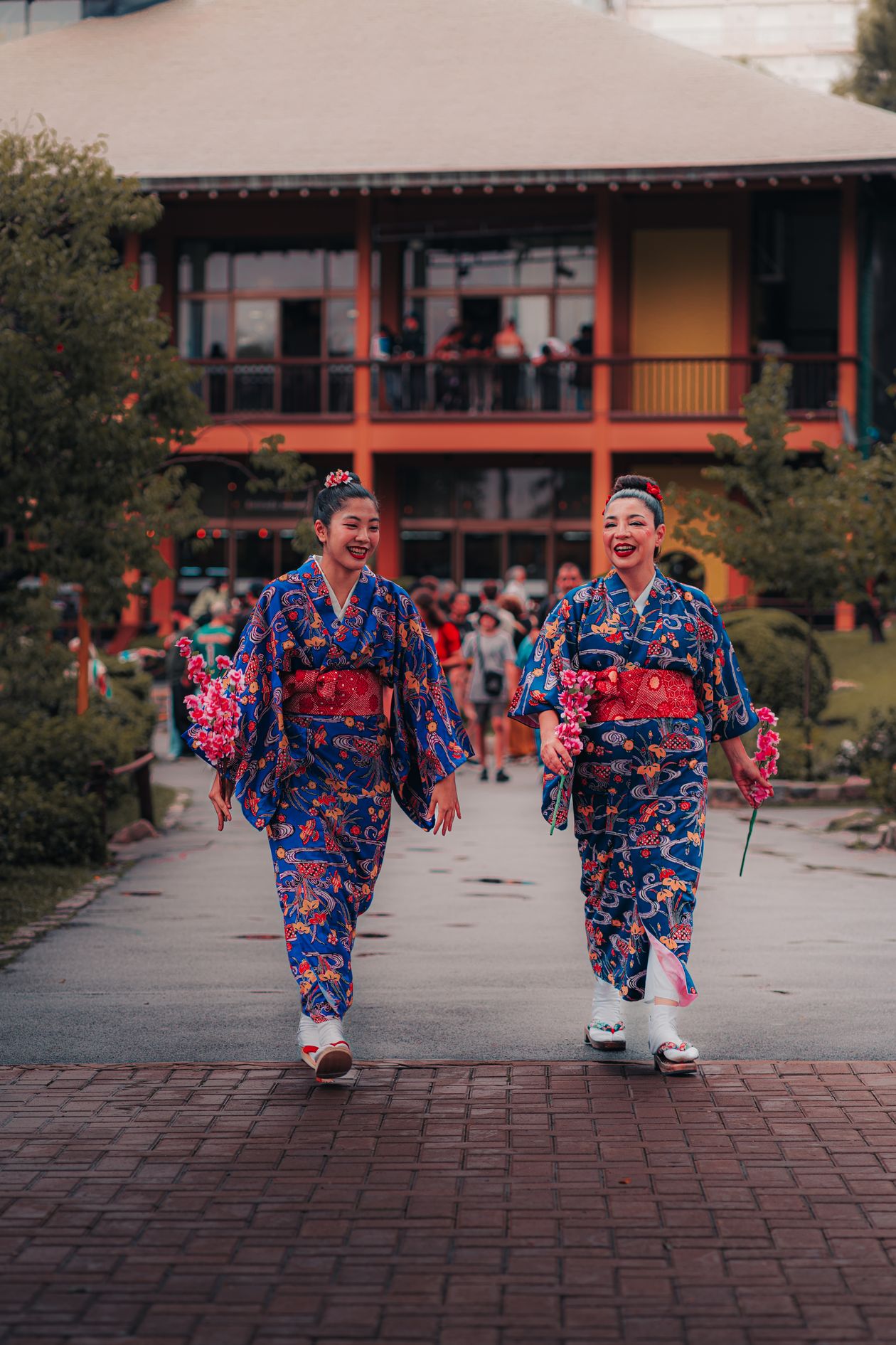 Hai người phụ nữ mặc kimono dạo bước vui vẻ trong khu vườn Nhật
