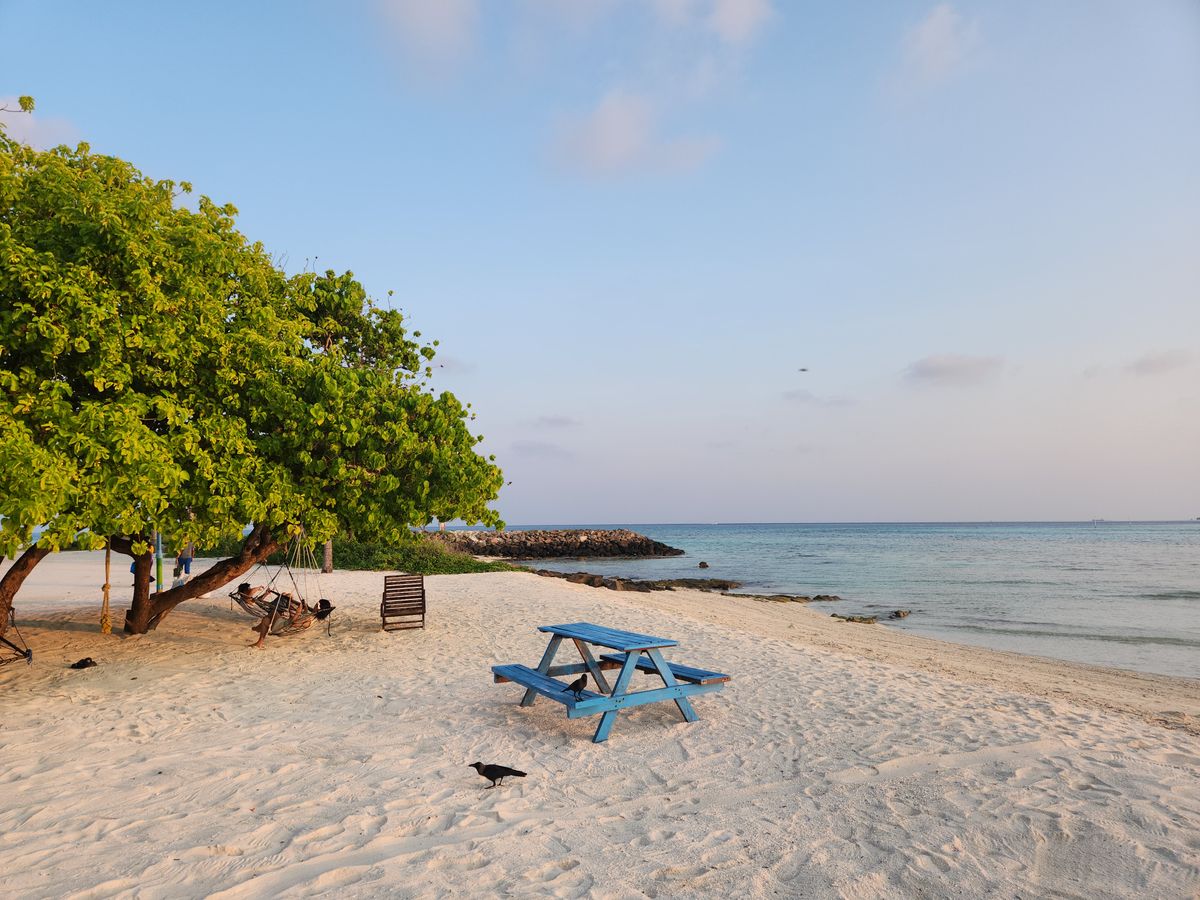 Maafushi - plajă cu apă turcoaz și zonă de picnic
