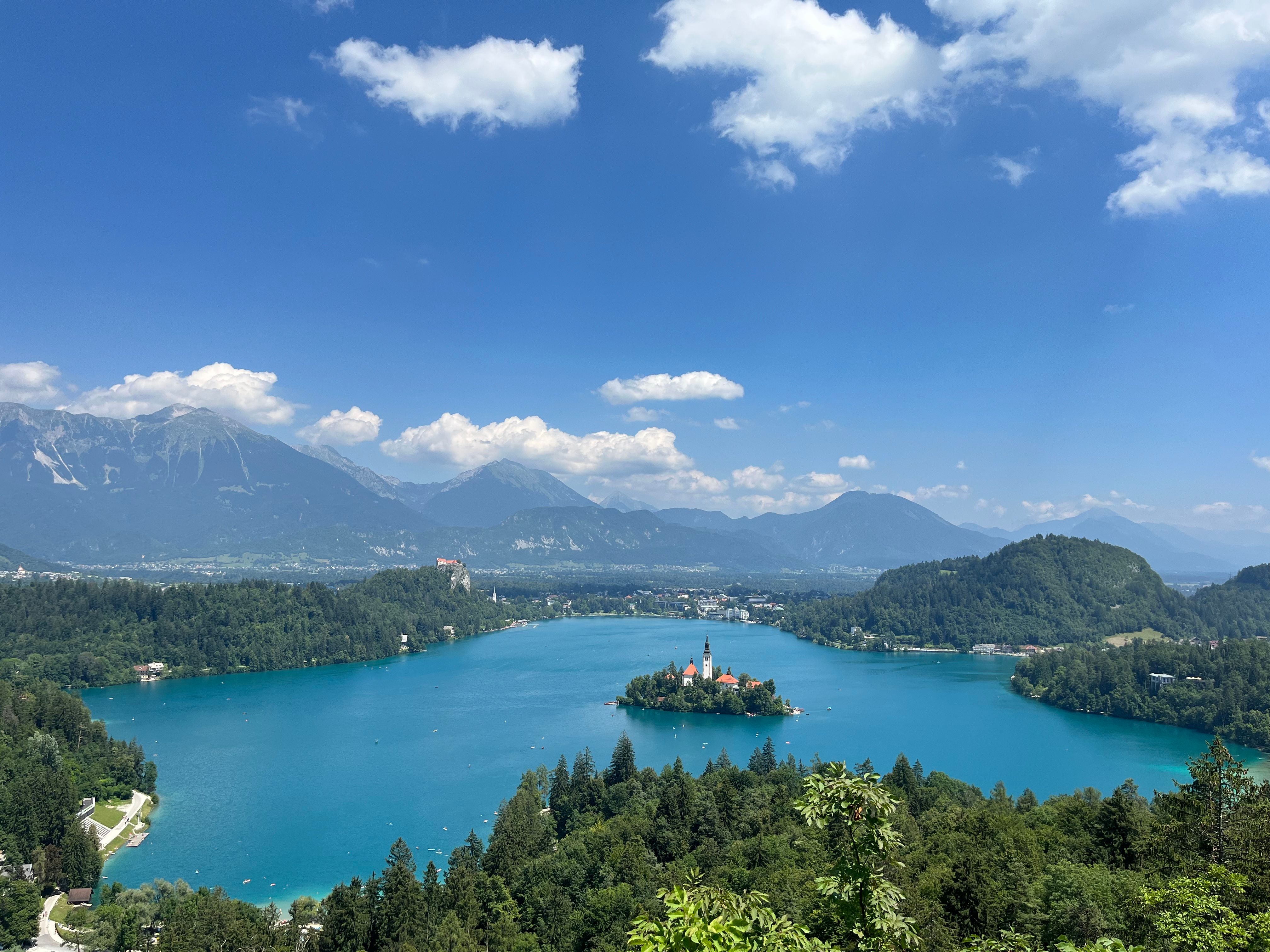 Razgled na Blejsko jezero s stolpom cerkve na otoku