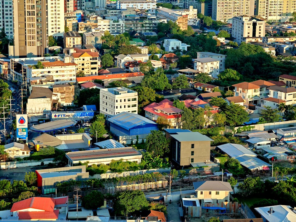бесплатная Яркий вид с воздуха на густонаселенный городской жилой район в дневное время. Стоковое фото