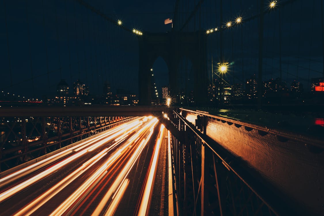 夜间道路上的光迹