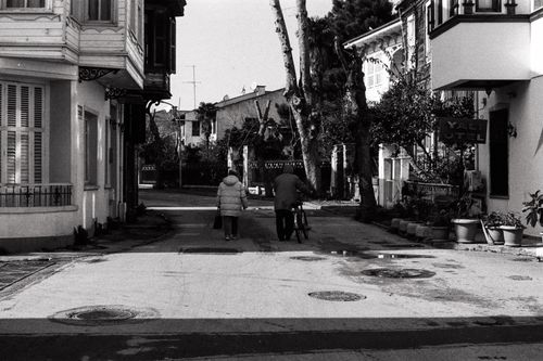 Free Black and white photo capturing a tranquil street scene in Büyükada, Istanbul, Turkey. Stock Photo