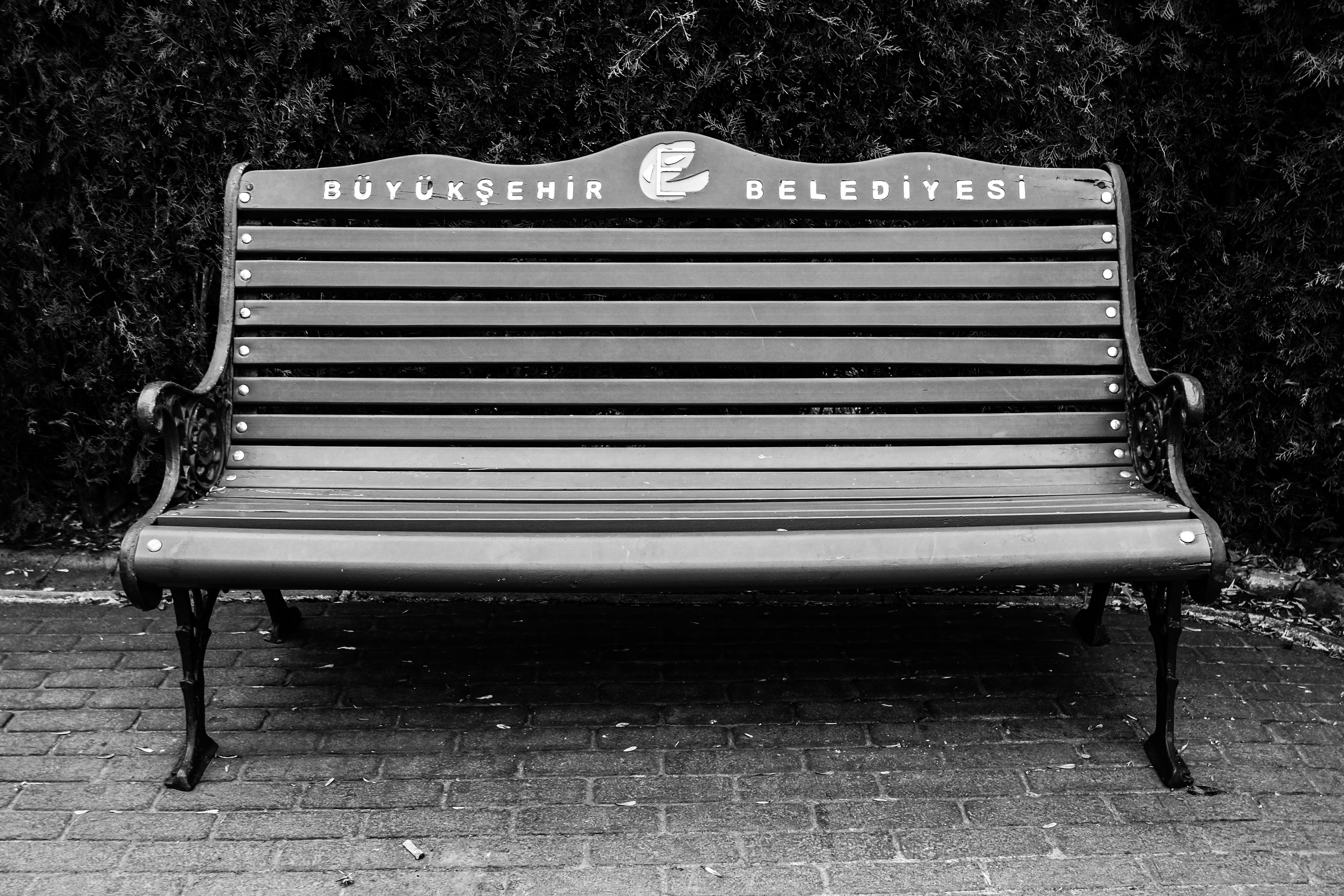 Monochrome photo of a wooden bench in Eskişehir, Türkiye.