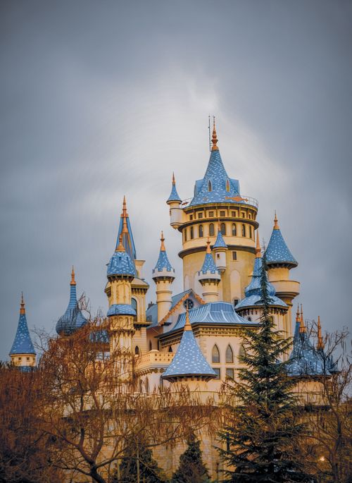 Free Enchanting castle with blue roofs against a dramatic sky in Eskişehir, Türkiye. Stock Photo