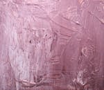 一幅具有丰富分层效果的粉红色纹理抽象画特写