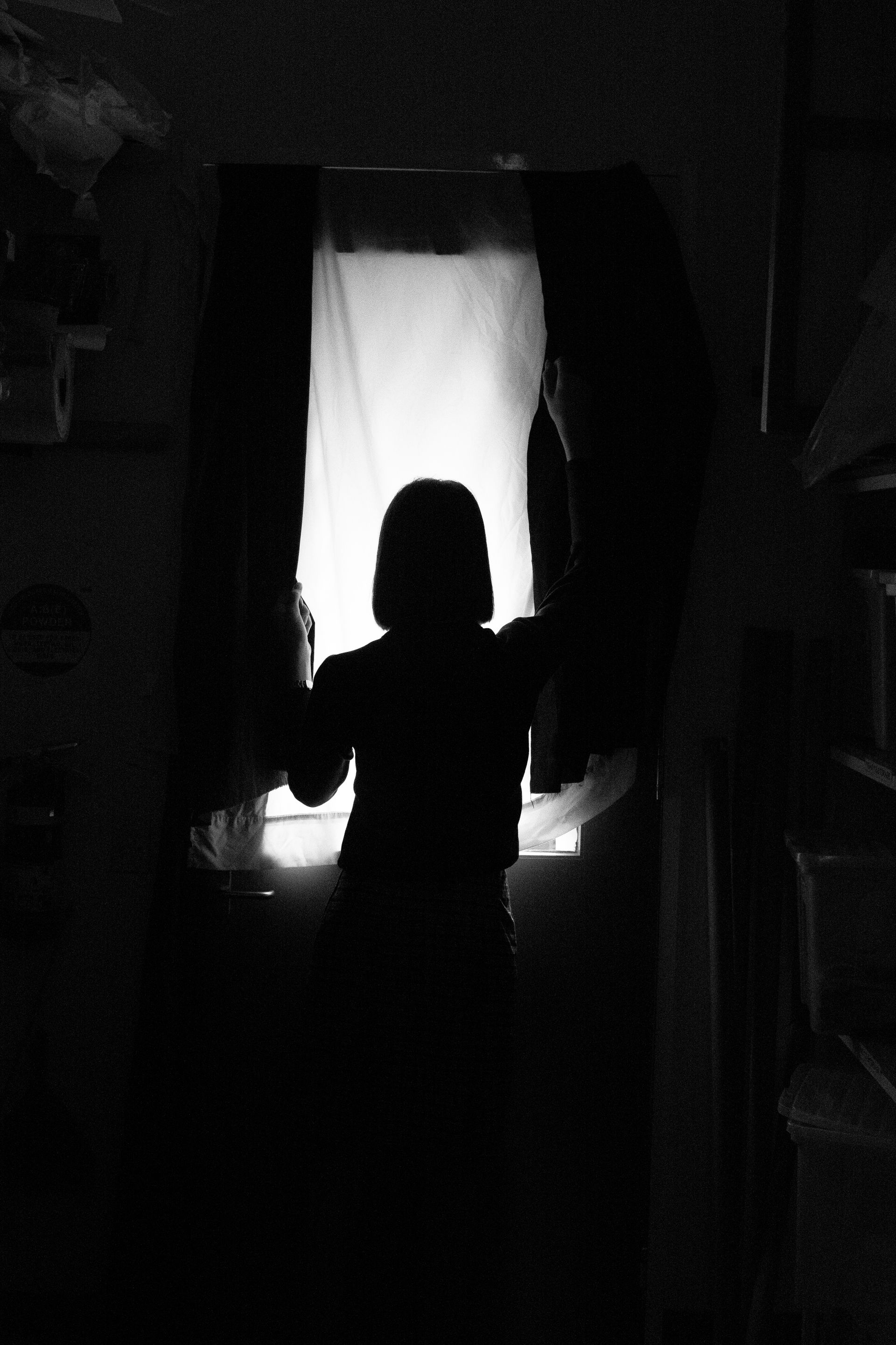 Silhouette am Fenster in einem dunklen Raum