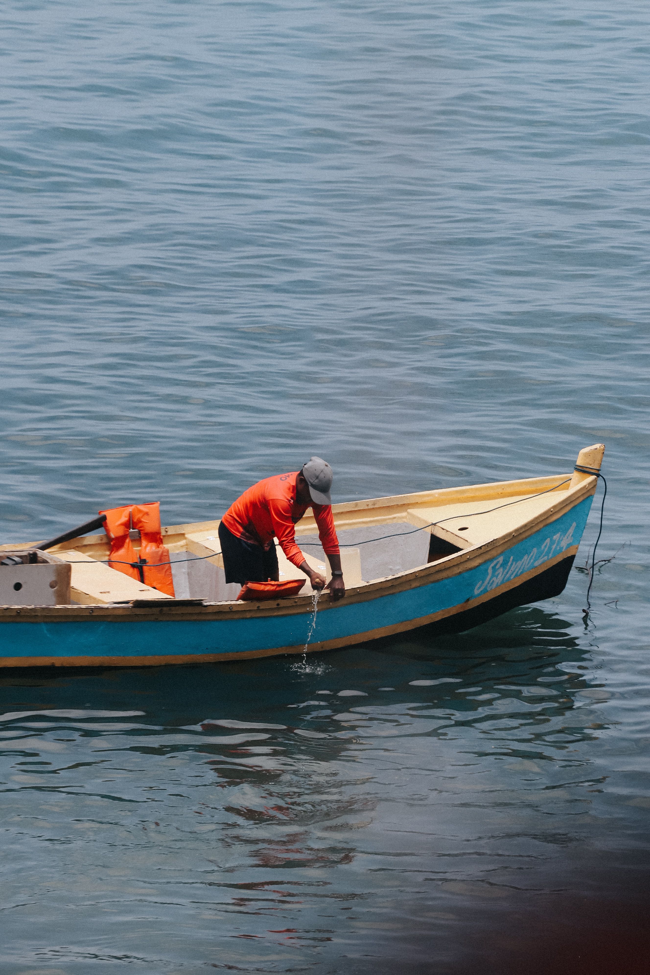 Pescador Em Barco Tradicional Nas águas De Salvador · Foto profissional ...