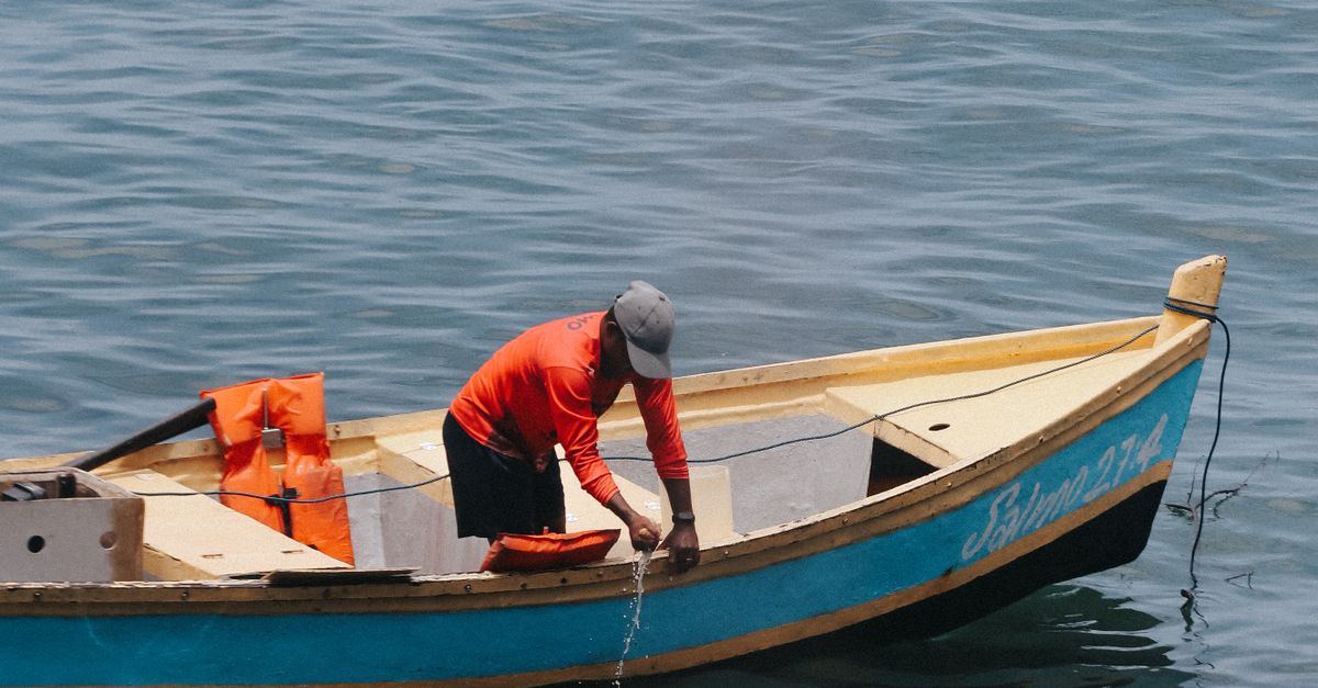 Pescador Em Barco Tradicional Nas águas De Salvador · Foto profissional ...