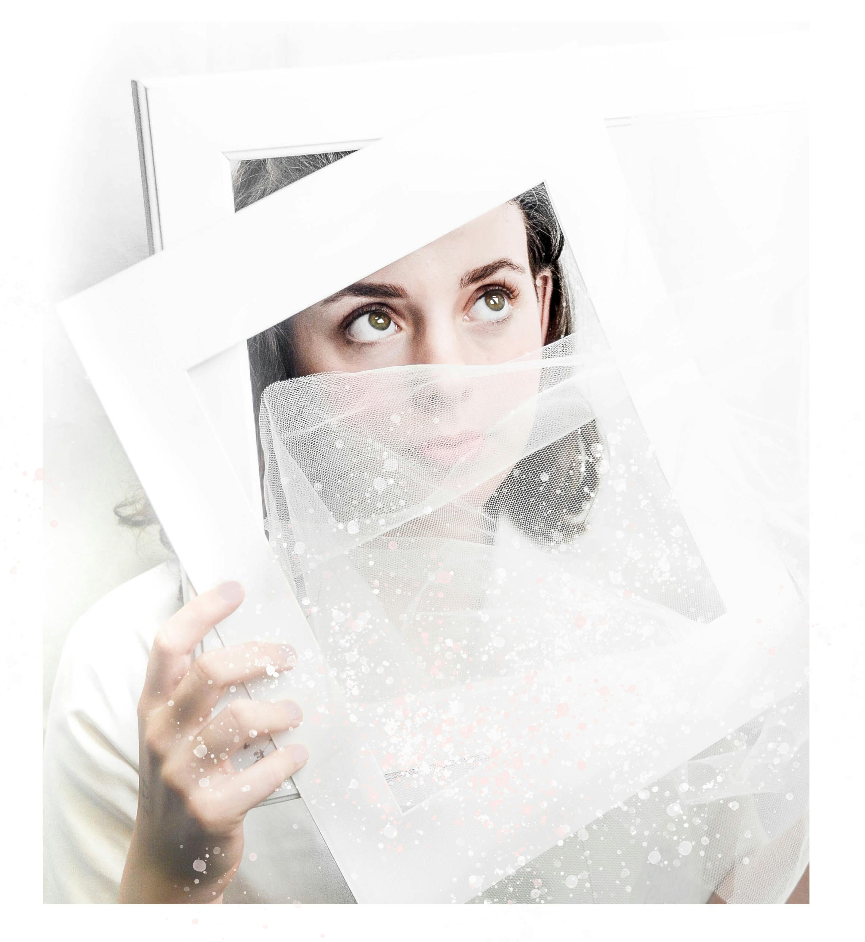 一位手持镜框和面纱的女子，肖像优雅，充满艺术气息