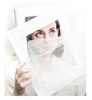 一位手持镜框和面纱的女子，肖像优雅，充满艺术气息