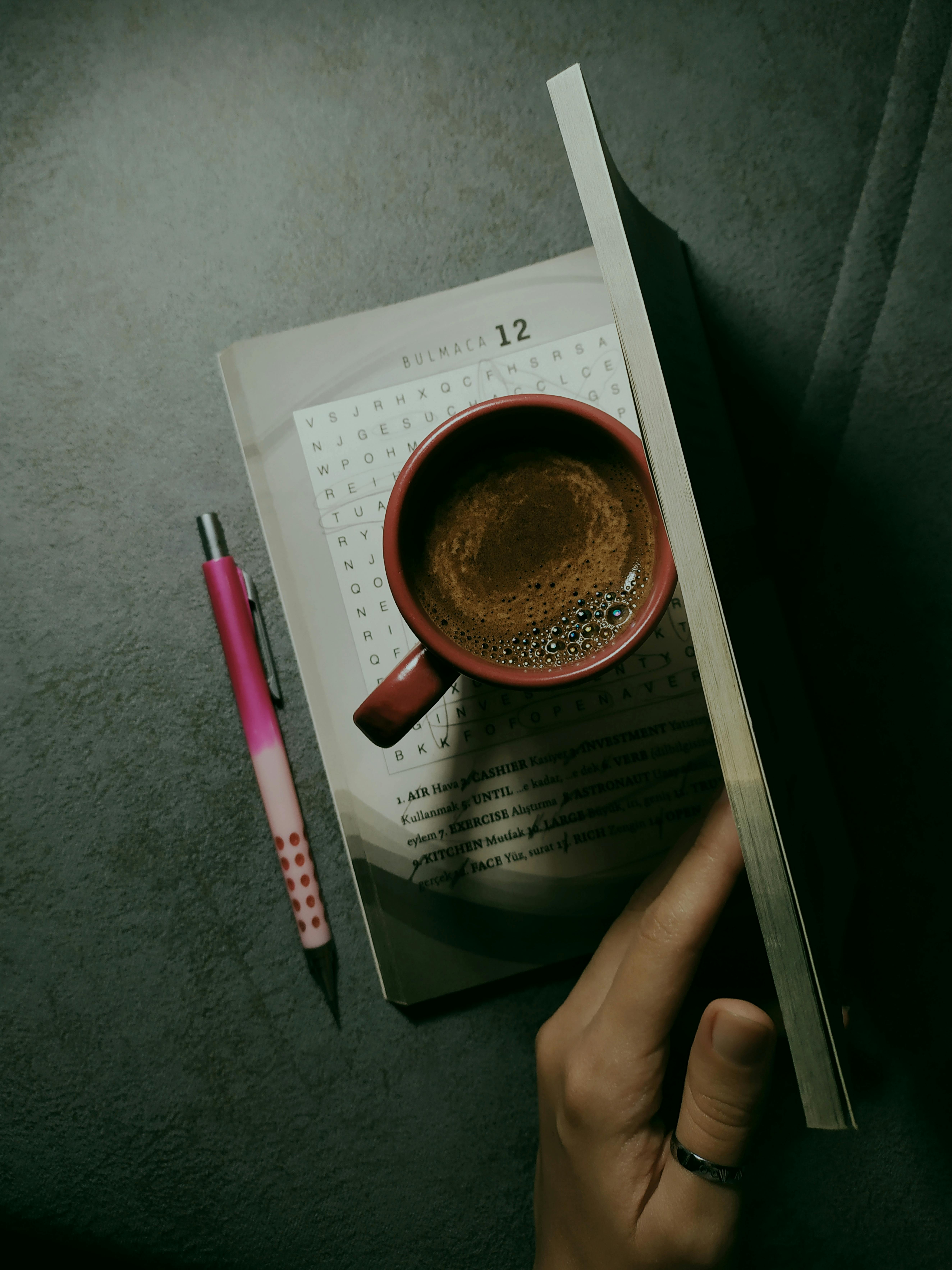 Flat lay de café con libro y bolígrafo