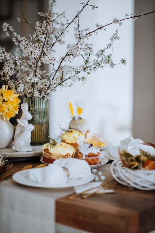 Free Charming Easter brunch setting with festive flowers and decor, perfect for spring celebrations. Stock Photo
