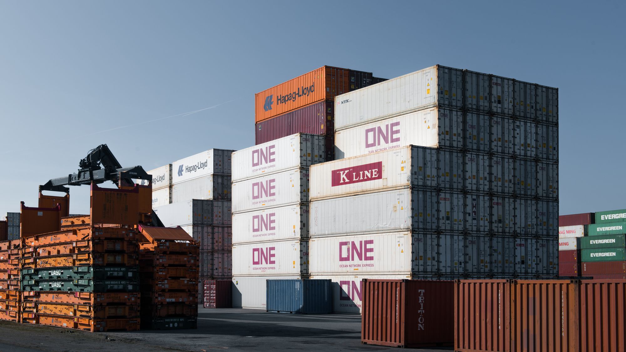 Contenedores de carga apilados en la terminal de un puerto