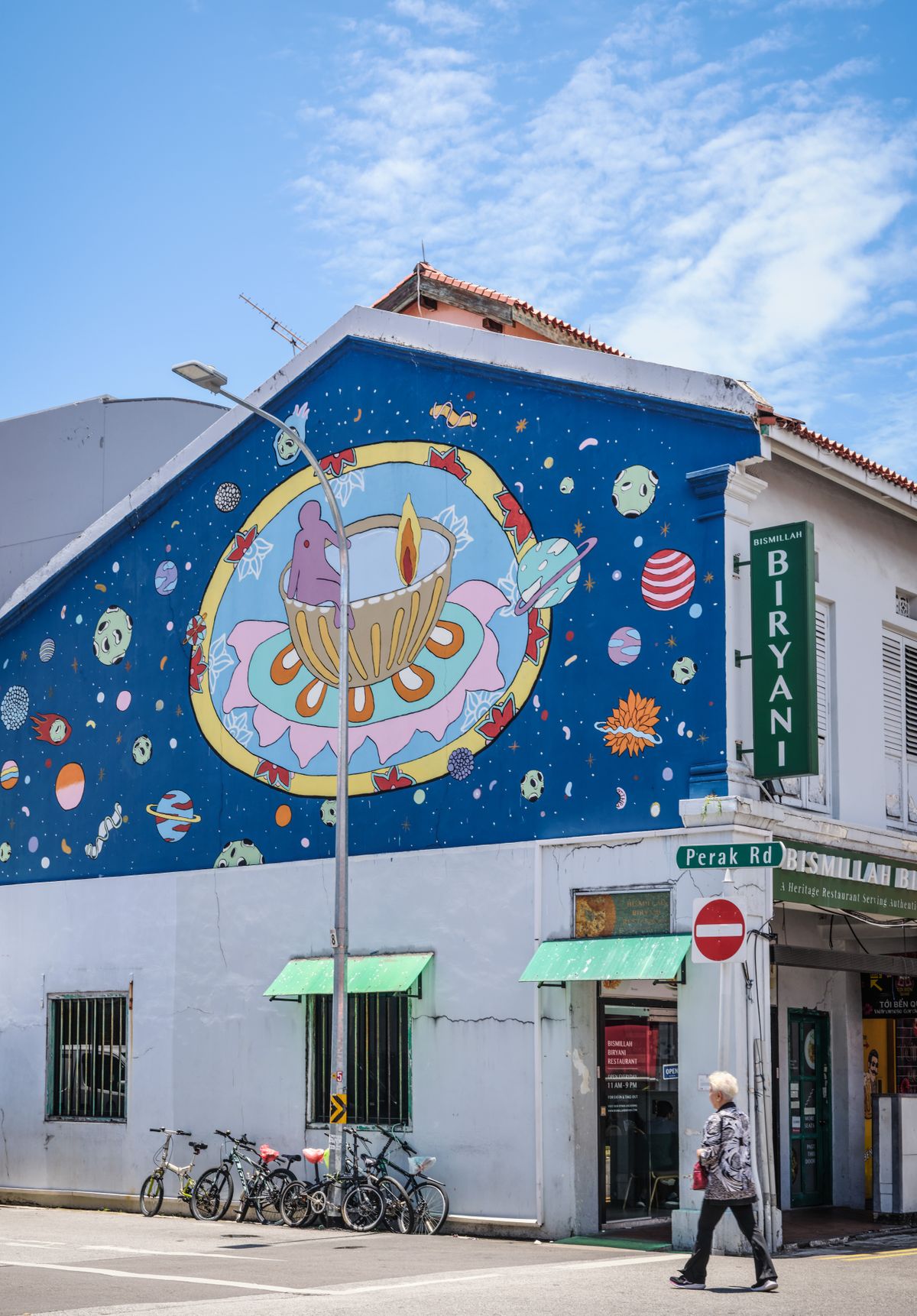Unde te cazezi în Singapore - Little India - mural colorat pe o clădire