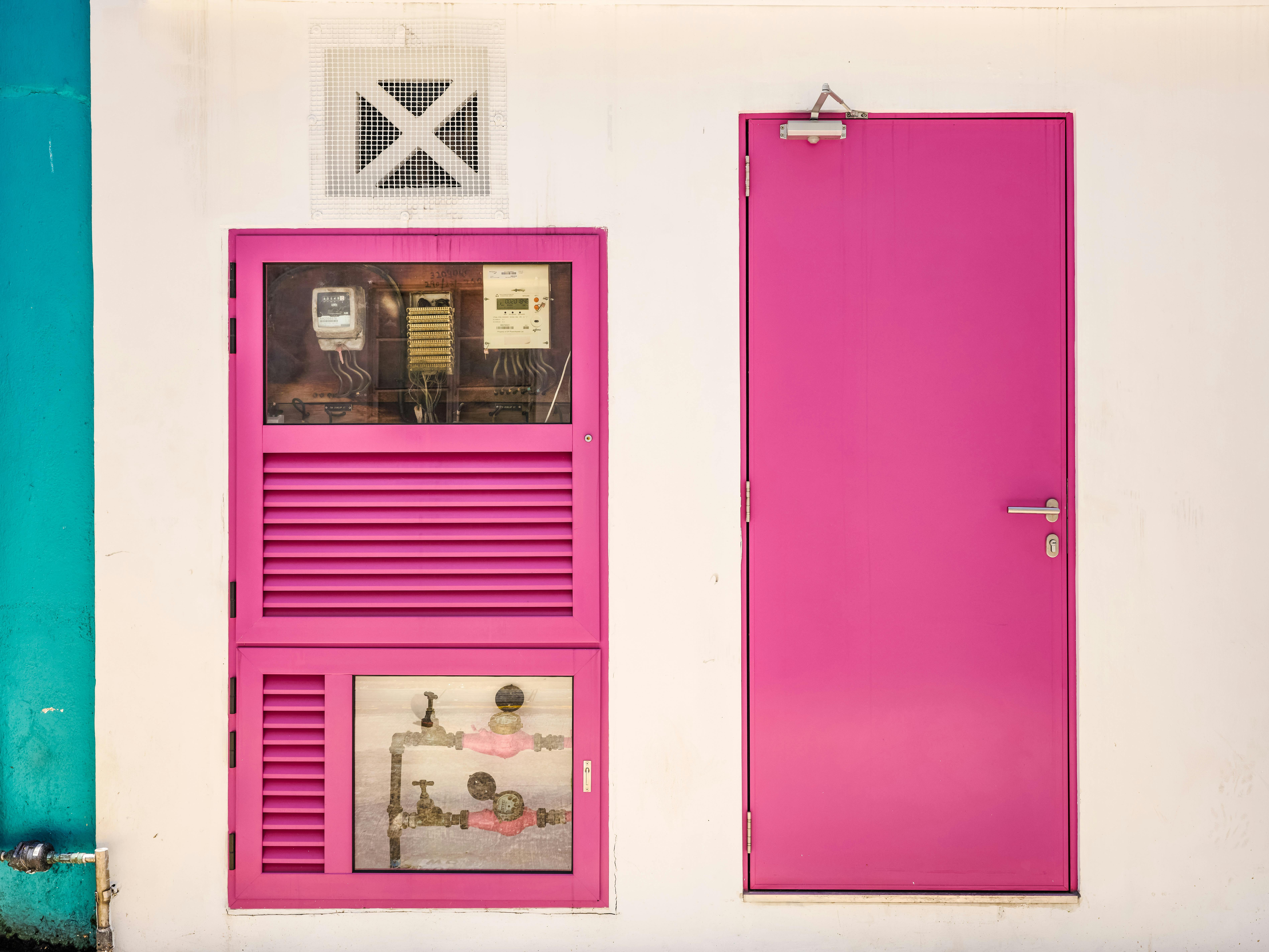 Montage eines Panzerriegels an einer Wohnungstür, genaue Ausrichtung und Bohrpunkte