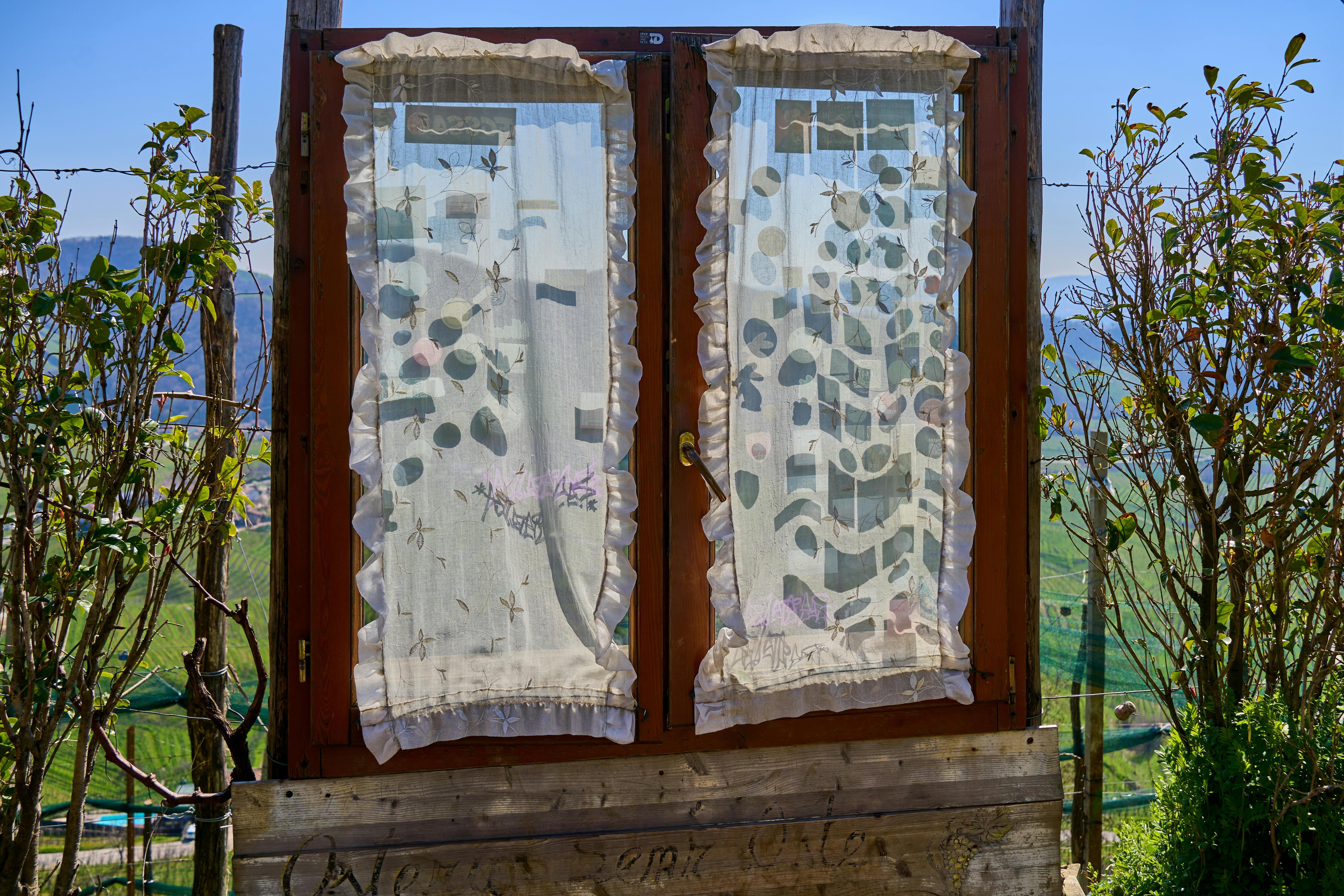 8. Jendela: Bingkai Pemandangan dan Cahaya