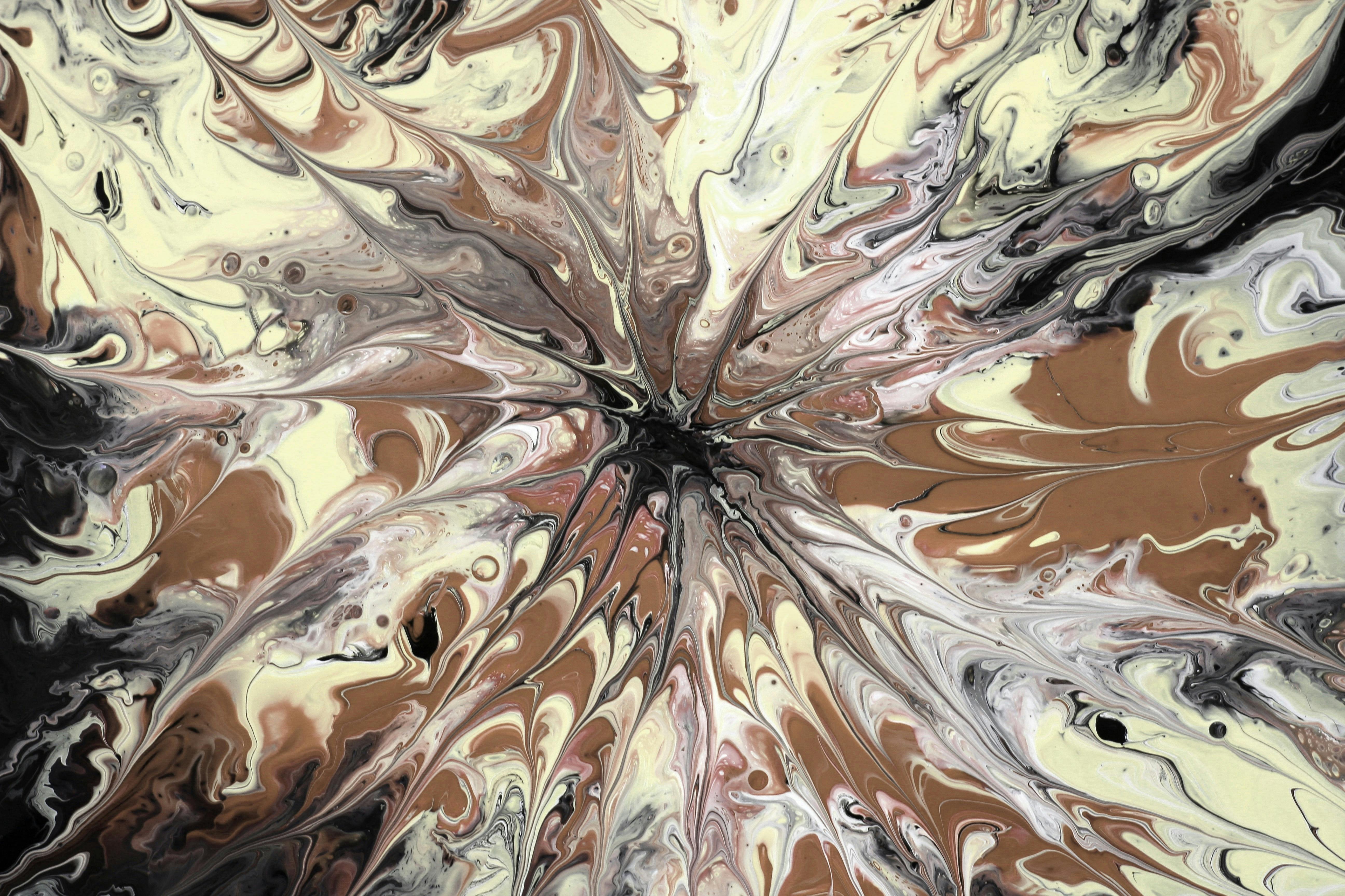 Gratis Kunstnerisk marmoreret malingsmønster med jordfarver og hvirvlende designelementer. Lagerfoto