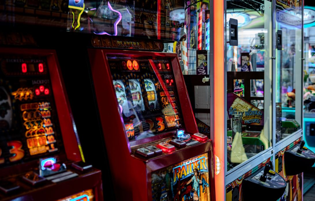 Online Casino: Spielautomaten und Live-Spiele im Überblick