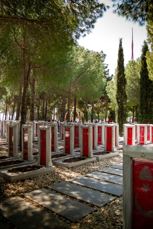 Free Discover the serene Gallipoli Martyrs Memorial nestled among lush greenery in Çanakkale, Türkiye, under a clear sky. Stock Photo