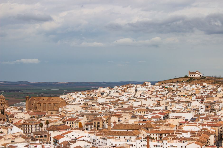 Impresionante vista aérea de Antequera, Andalucía, que muestra la arquitectura histórica y el paisaje.