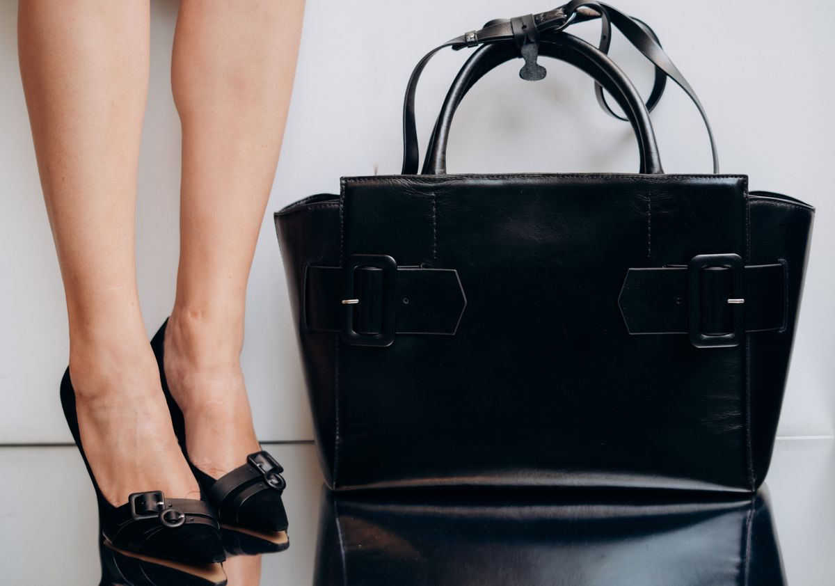 Scarpin preto com bolsa elegante