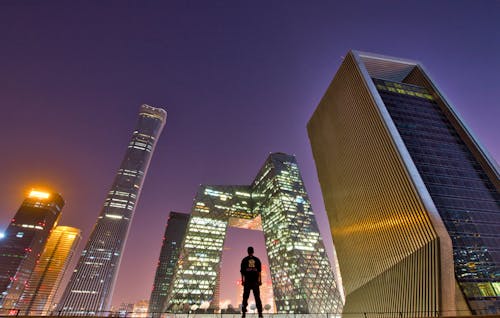 Uomo In Piedi Attraverso Gli Edifici