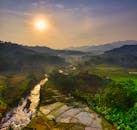 印度尼西亚西爪哇日出时分的航拍照片，展现了令人惊叹的水稻梯田