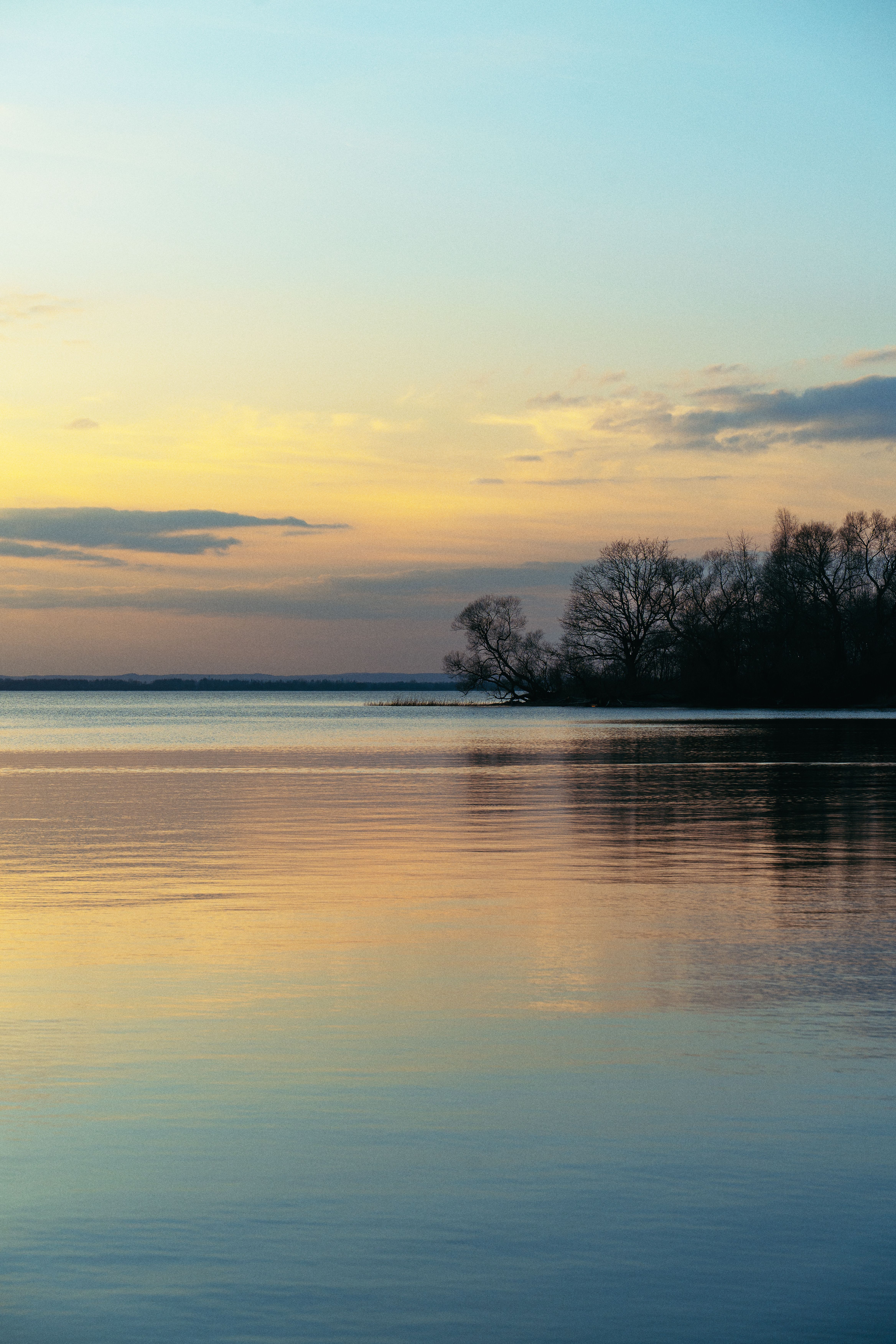 Serene Lake at Sunset with Reflections · Free Stock Photo