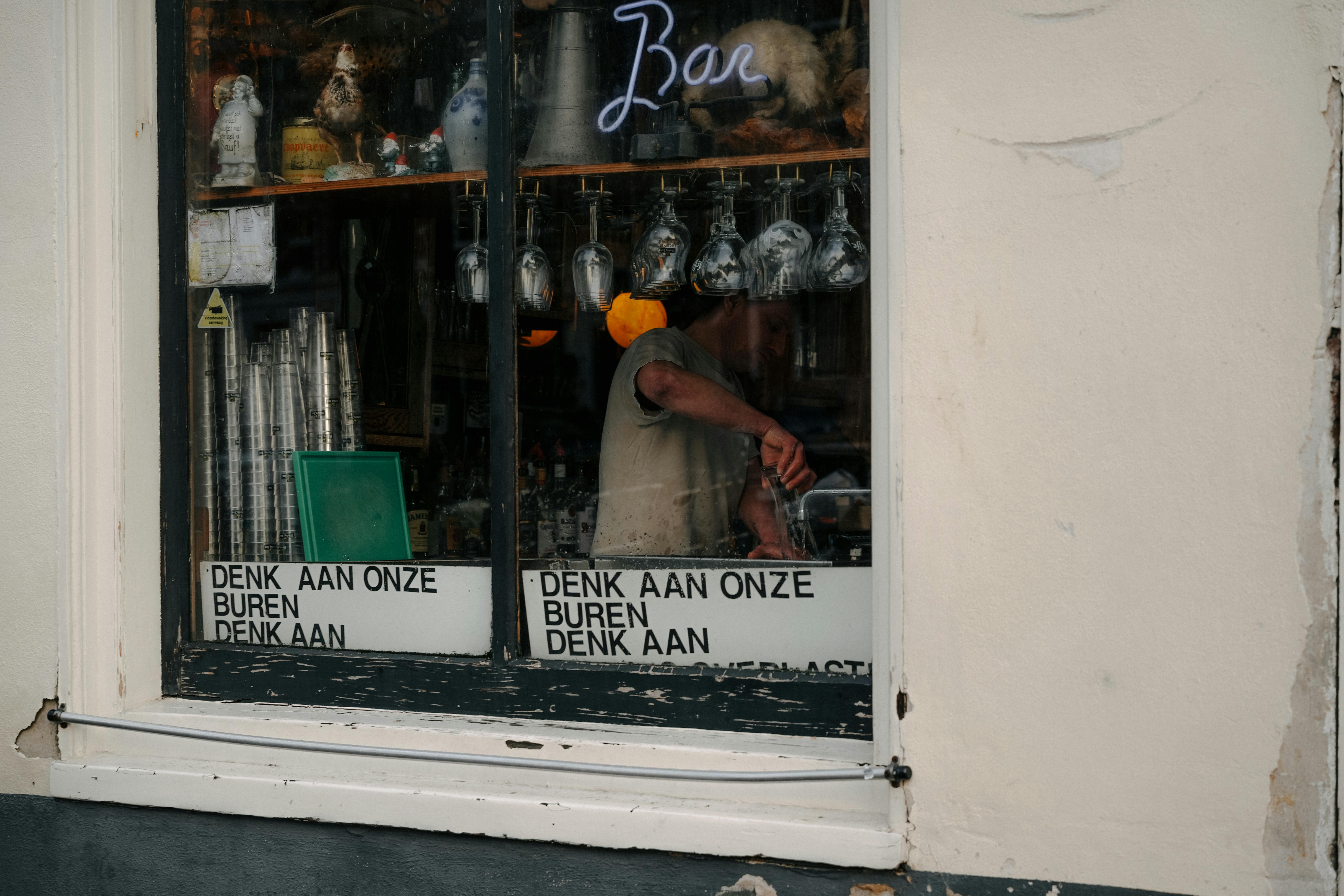 Hollanda'da günlük yaşamda bir sokak kafesinde veya caddede sohbet eden insanlar, sosyal etkileşimi ve dil kullanımını yansıtan bir şehir manzarası.