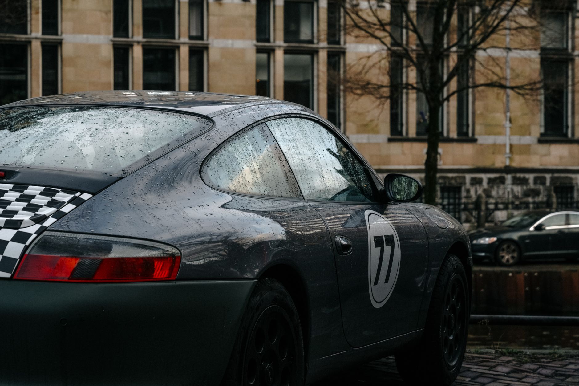 Bezaubernder Regen & Straße – Sportwagen Wallpaper