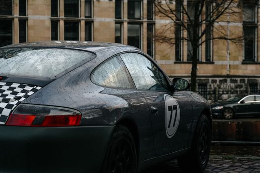 Bezaubernder Regen & Straße – Sportwagen Wallpaper