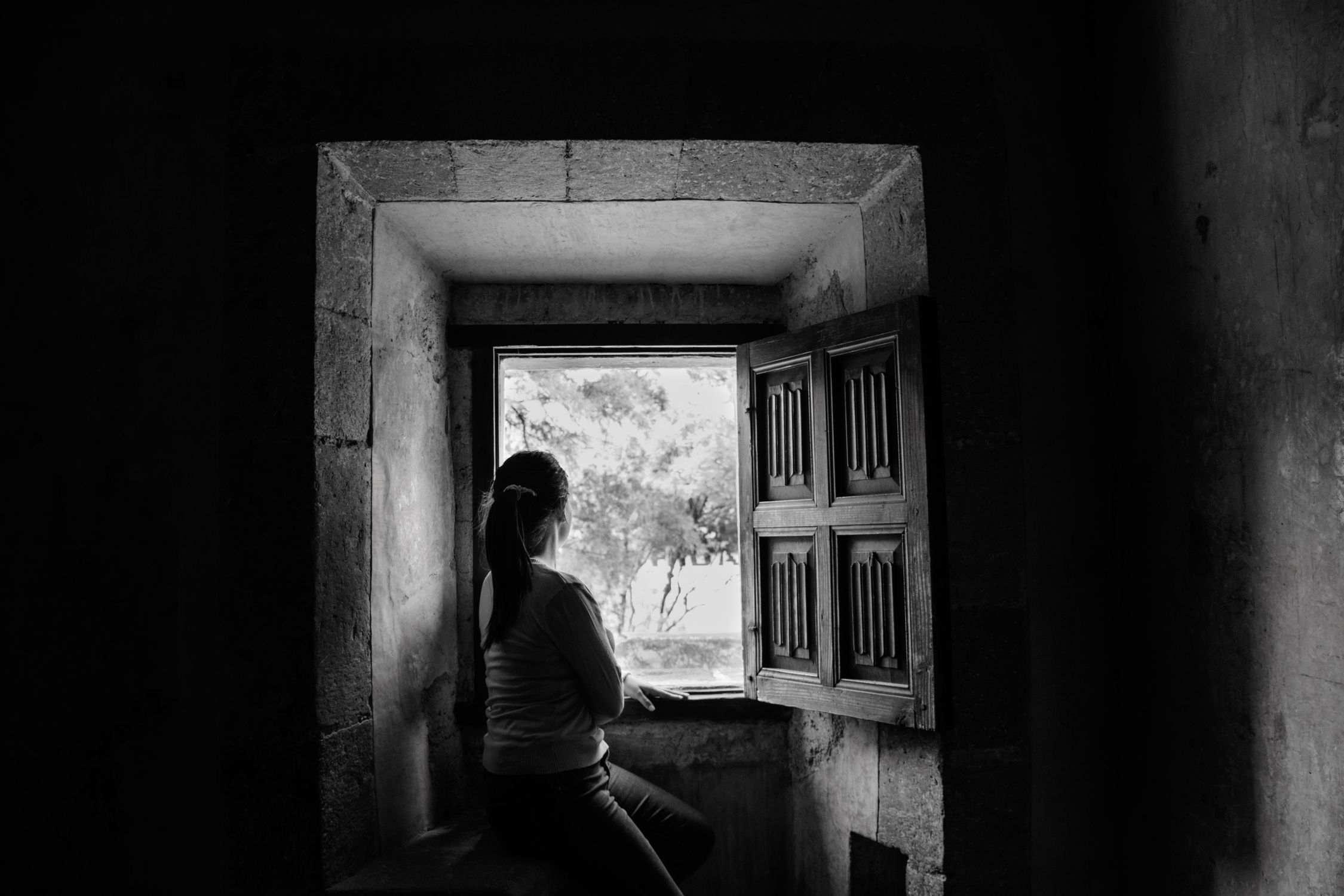 Mulher em momento de quietude e reflexão, condição essencial para o surgimento de insights e soluções criativas.
