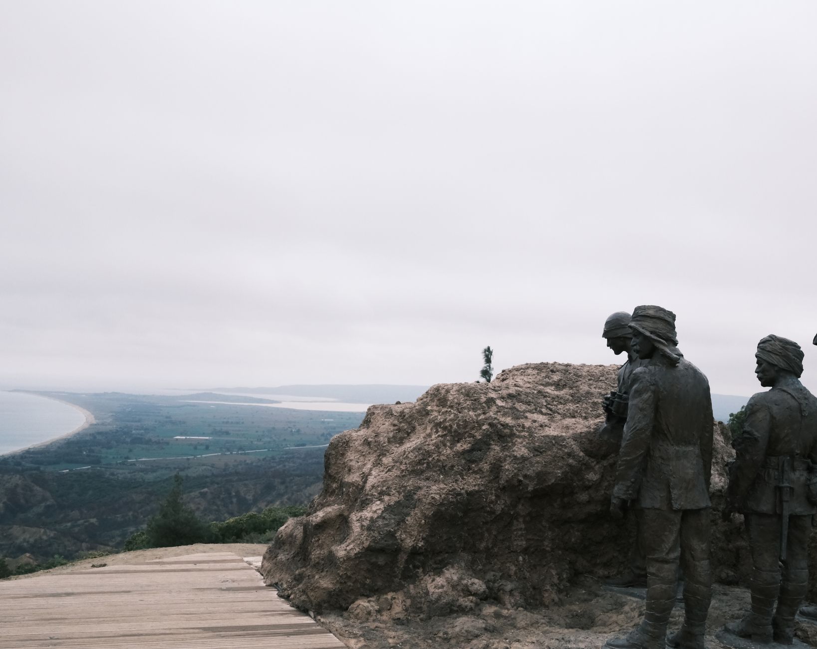 A scenic view of the Gallipoli Peninsula with soldier statues in Çanakkale, Türkiye.