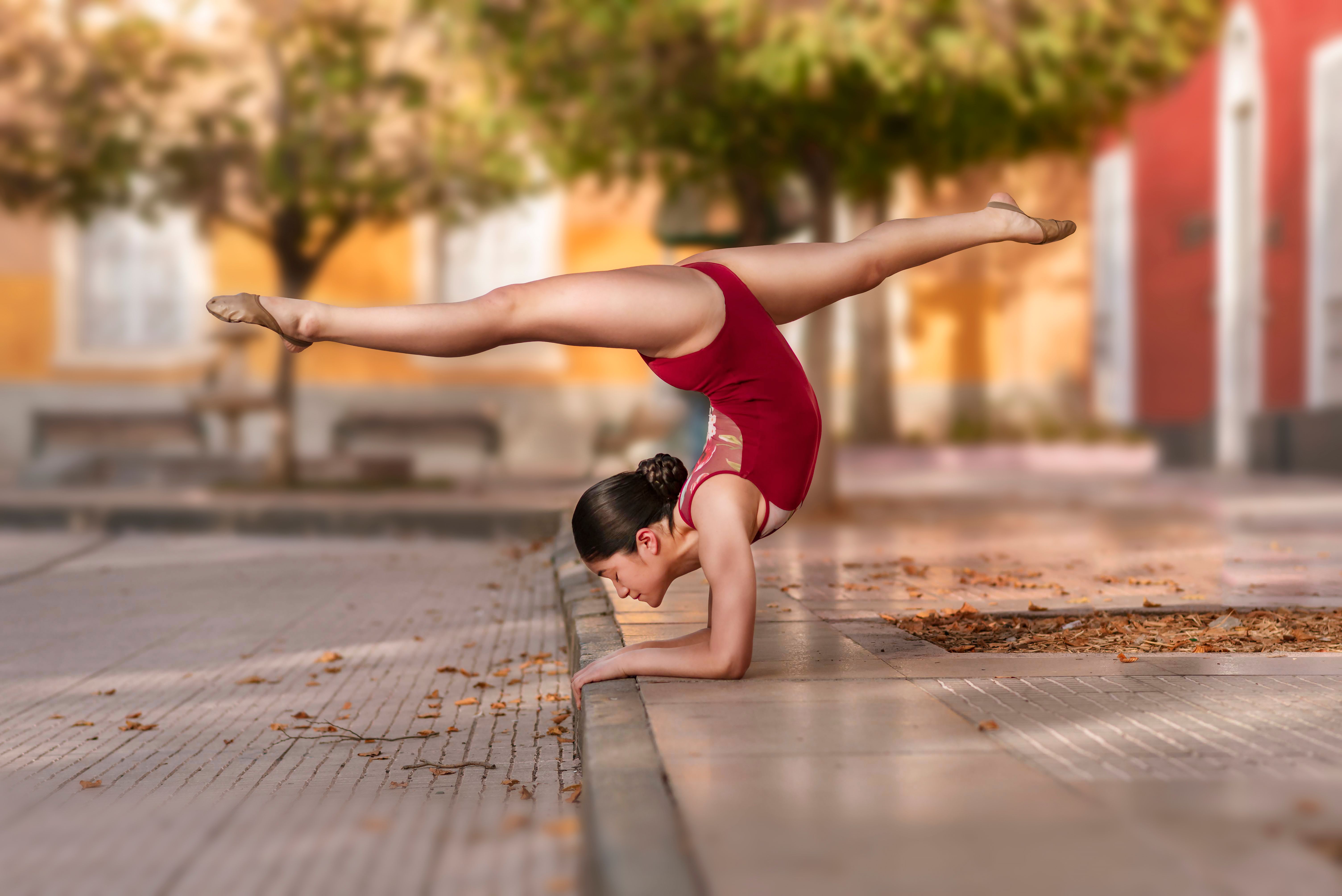 Elegant Gymnast Performing Outdoor Handstand · Free Stock Photo