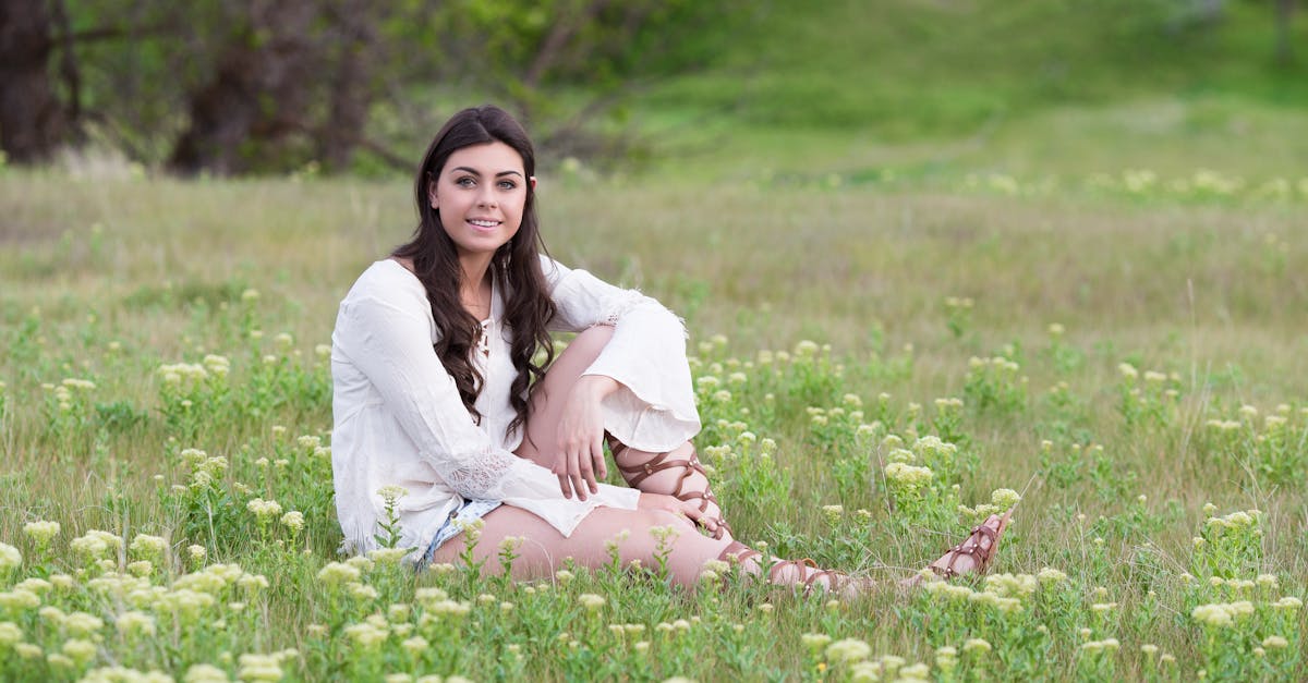 Красивенькие подруги резвятся на лужайке Красивенькие подруги резвятся на лужайке