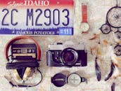 地图上排列着古董物品，包括相机、耳机和爱达荷州车牌