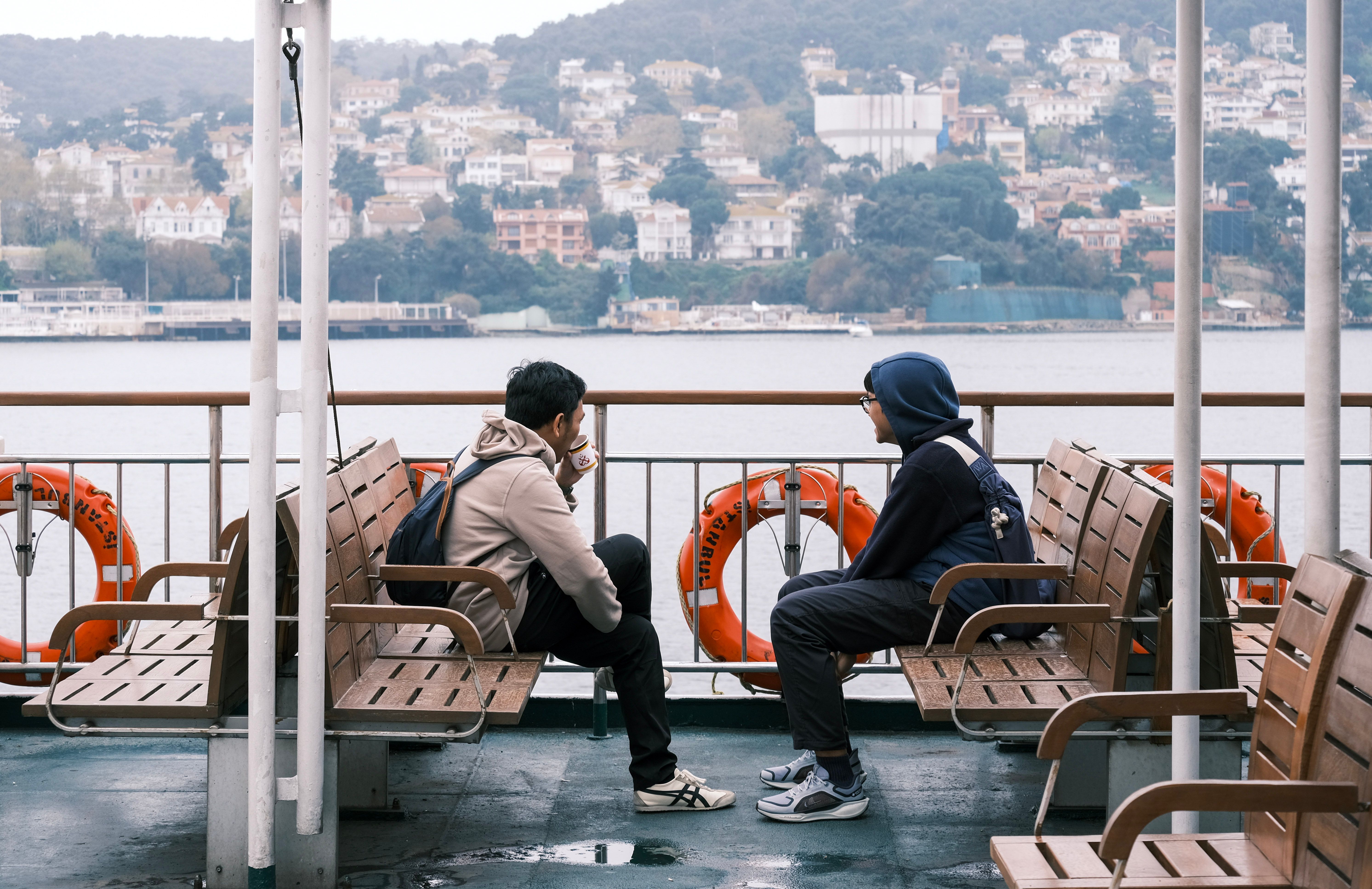 Conversación Informal Durante Un Pintoresco Viaje En Ferry · Foto de ...