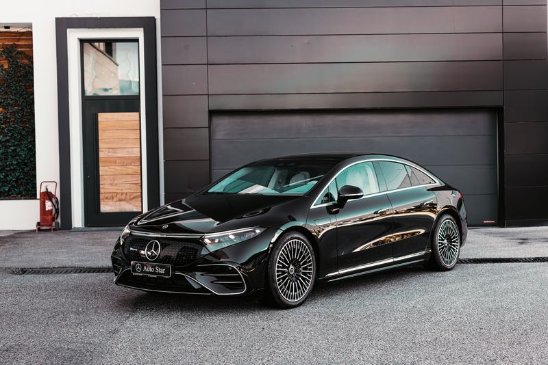 Luxury saloon in an urban setting — stock photo for layout