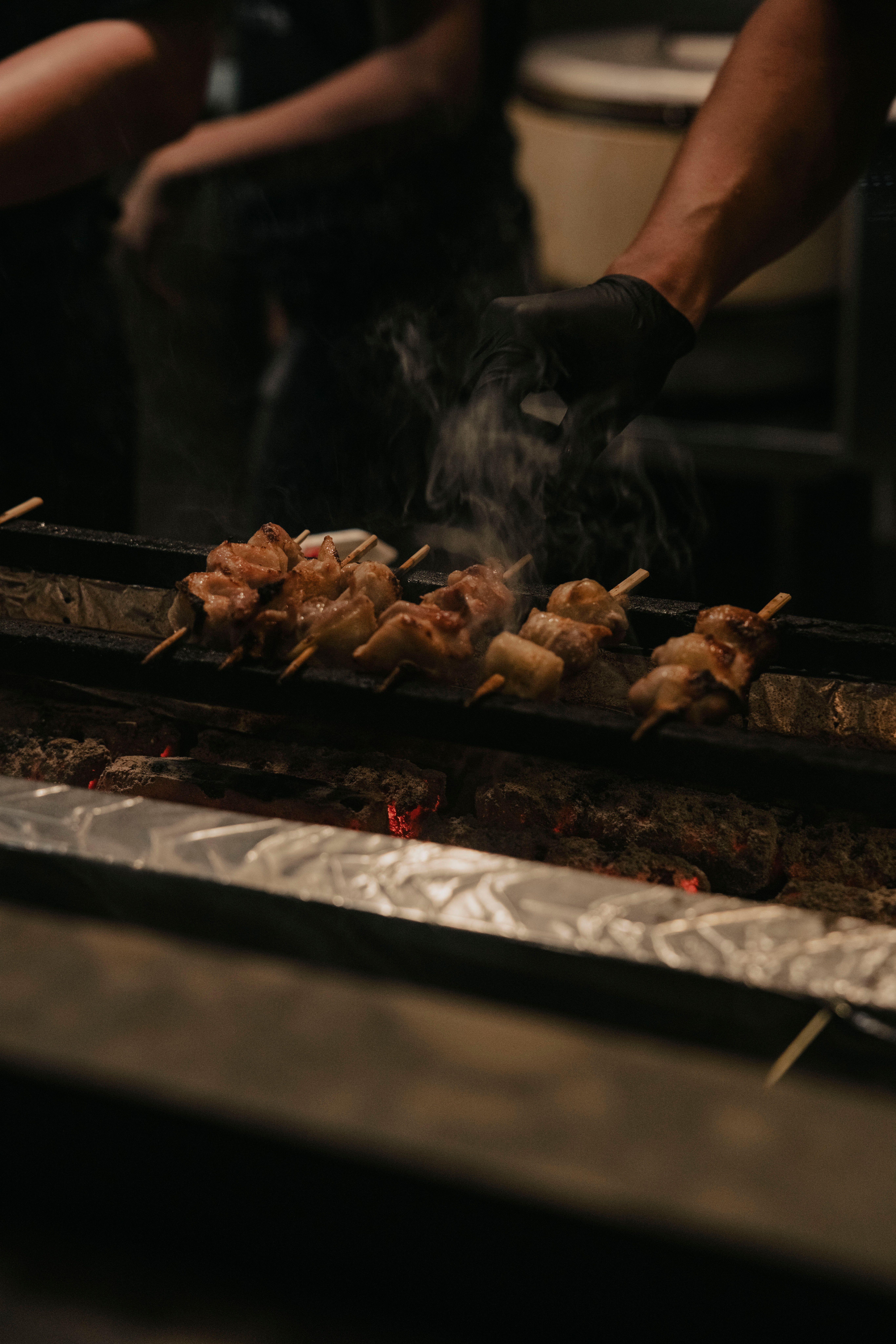Kömür ateşinde şişleri pişiren usta — Sydney Sang, Pexels