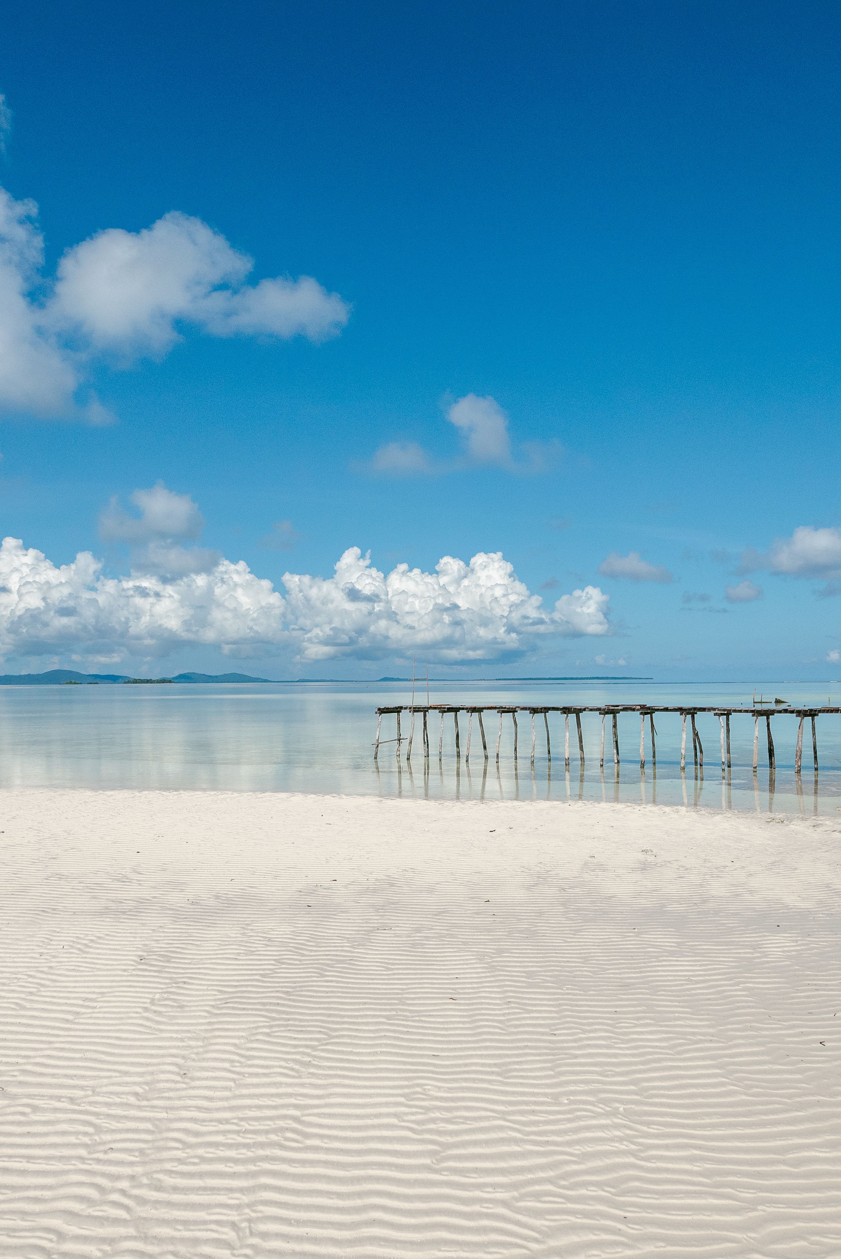 Plage Tranquille Avec Des Eaux Azur Et Un Ciel Clair · Photo gratuite