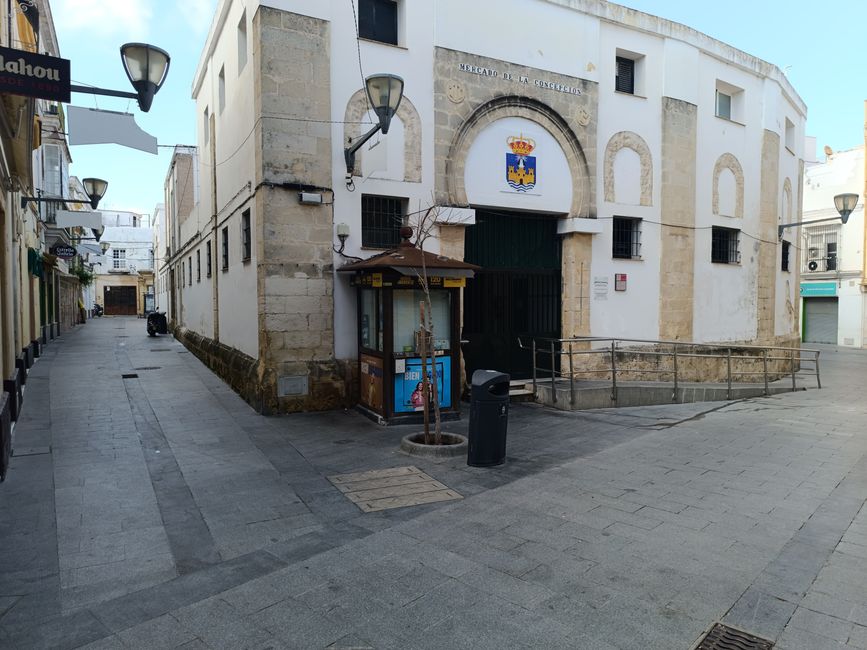 Vista del histórico Mercado Municipal en El Puerto de Santa María, que muestra la arquitectura tradicional española.