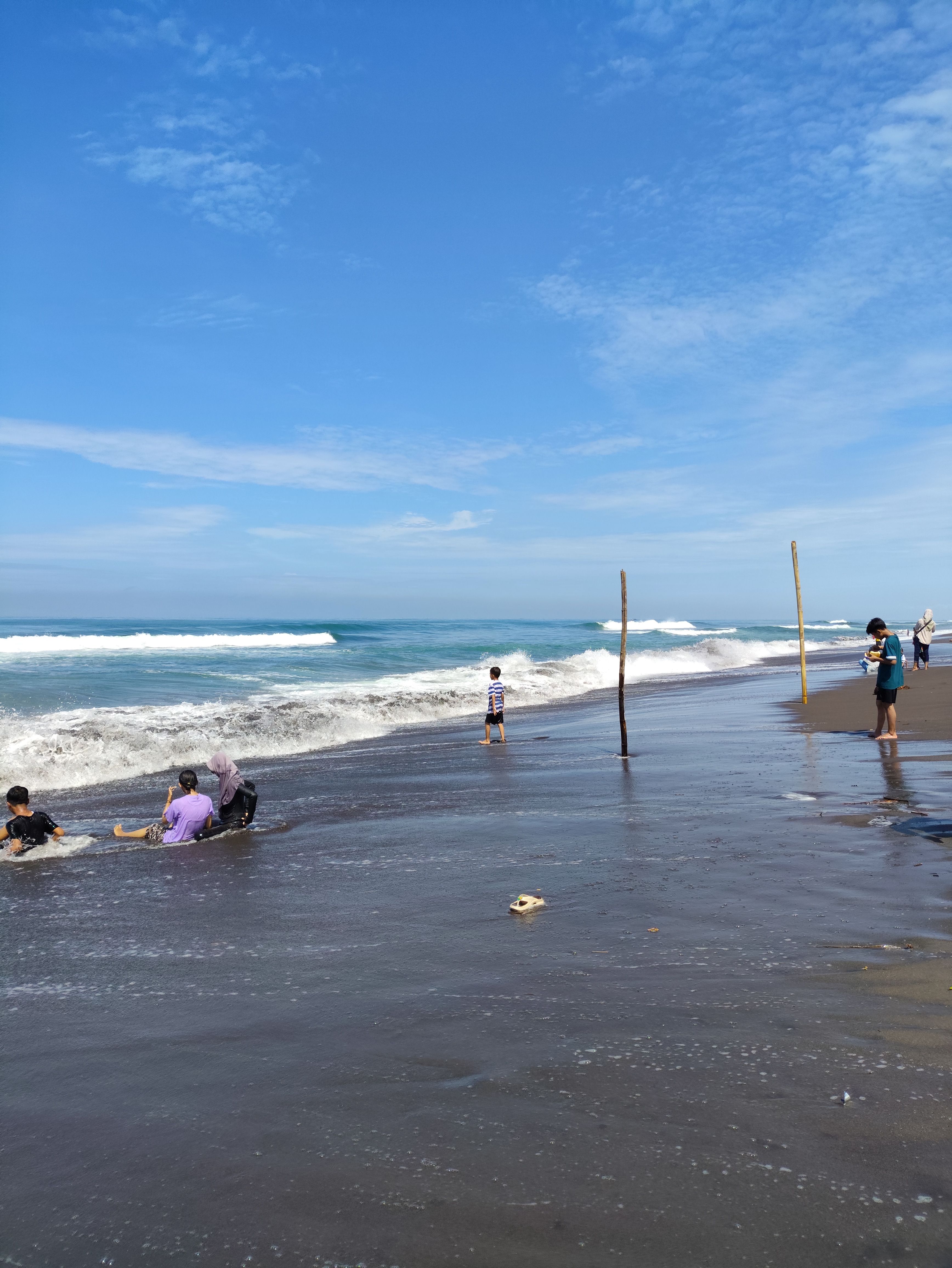 Family Enjoying a Sunny Day at the Beach · Free Stock Photo