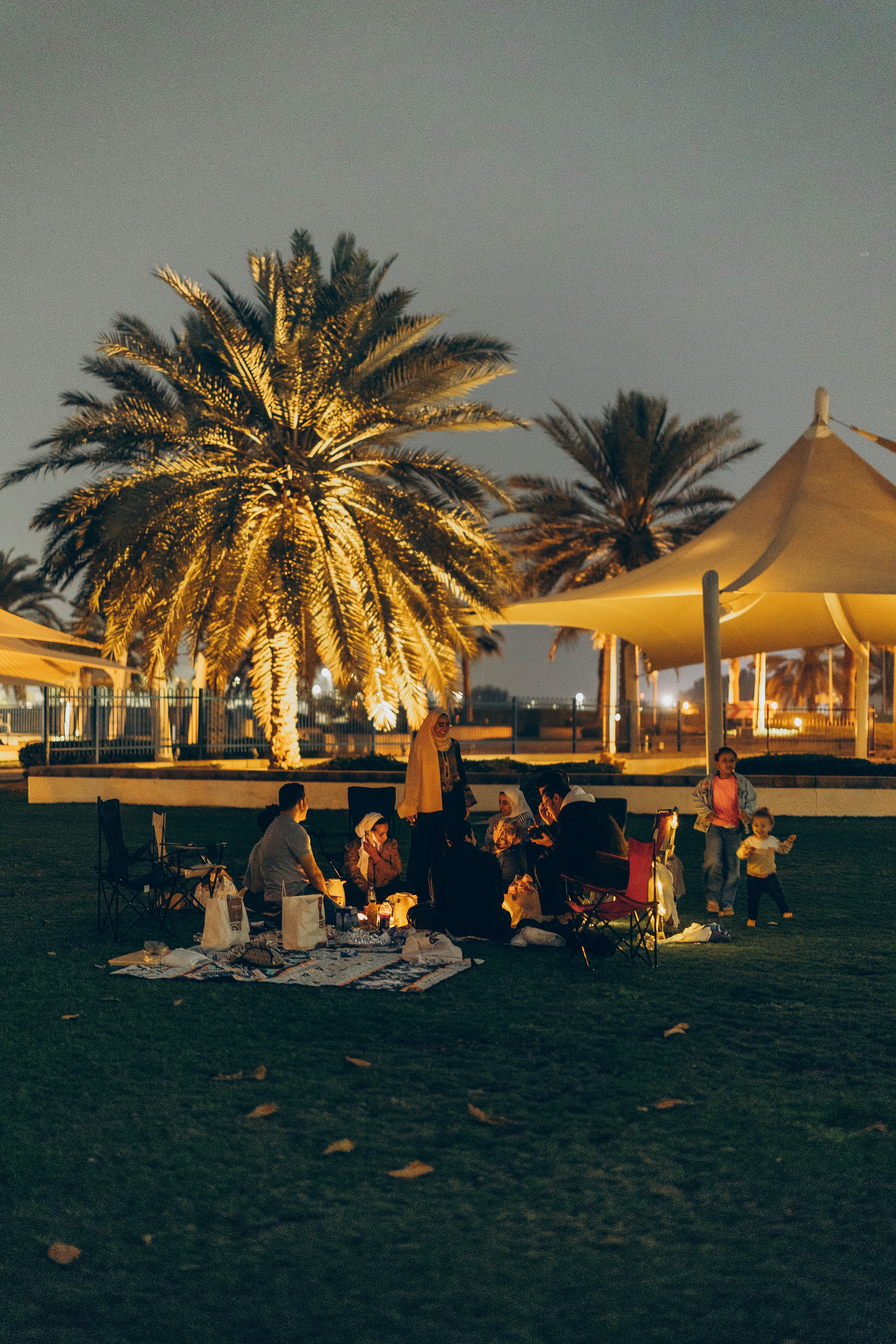 Palm trees ke neeche raat ko family aur friends ke saath khana share karna, kya baat hai 🌴🍴😋! Weekend outing mein Abu Dhabi ne toh dil jeet liya! #tolee #weekendvibes #abudhabinights