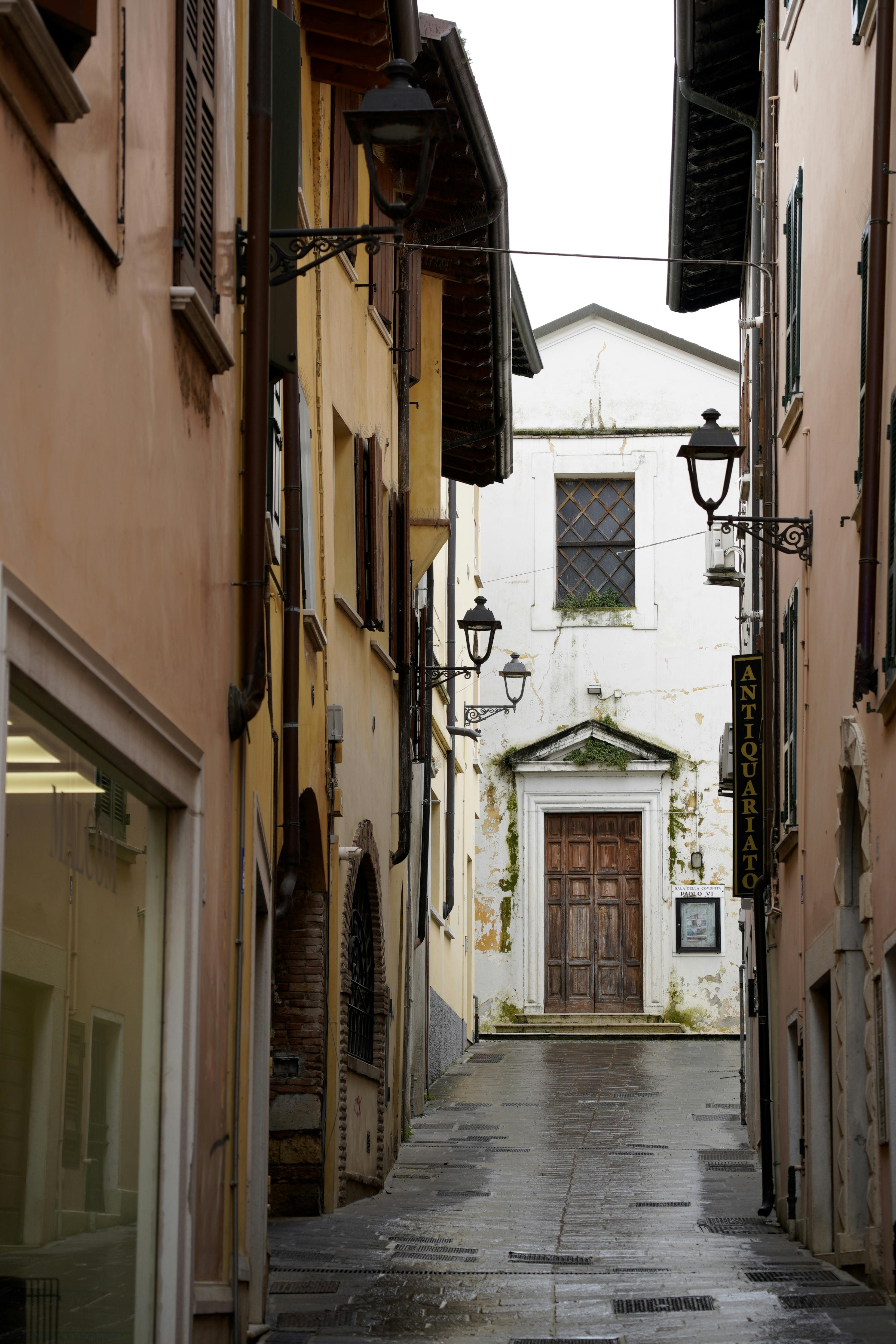 narrow alleyway leading to historic building in desenzano