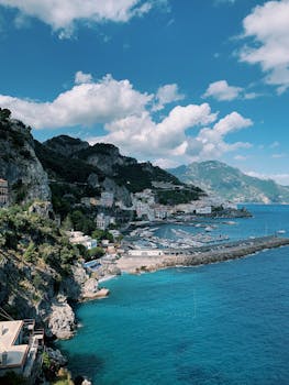 从空中俯瞰，风景优美的沿海村庄、蔚蓝的大海和引人注目的悬崖，构成了一幅令人惊叹的画卷