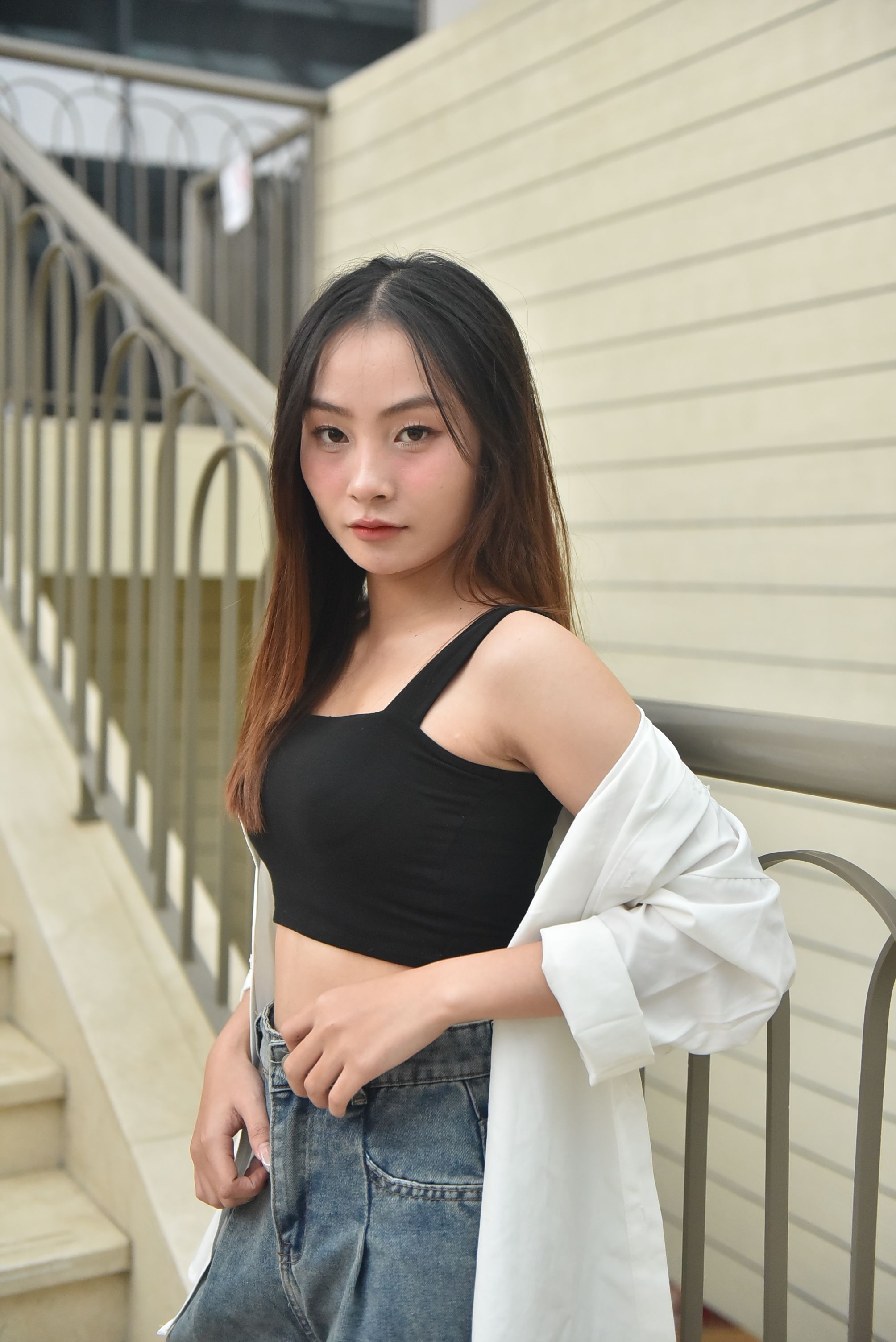 Mujer Joven Con Estilo Y Un Look Urbano Chic · Foto de stock gratuita