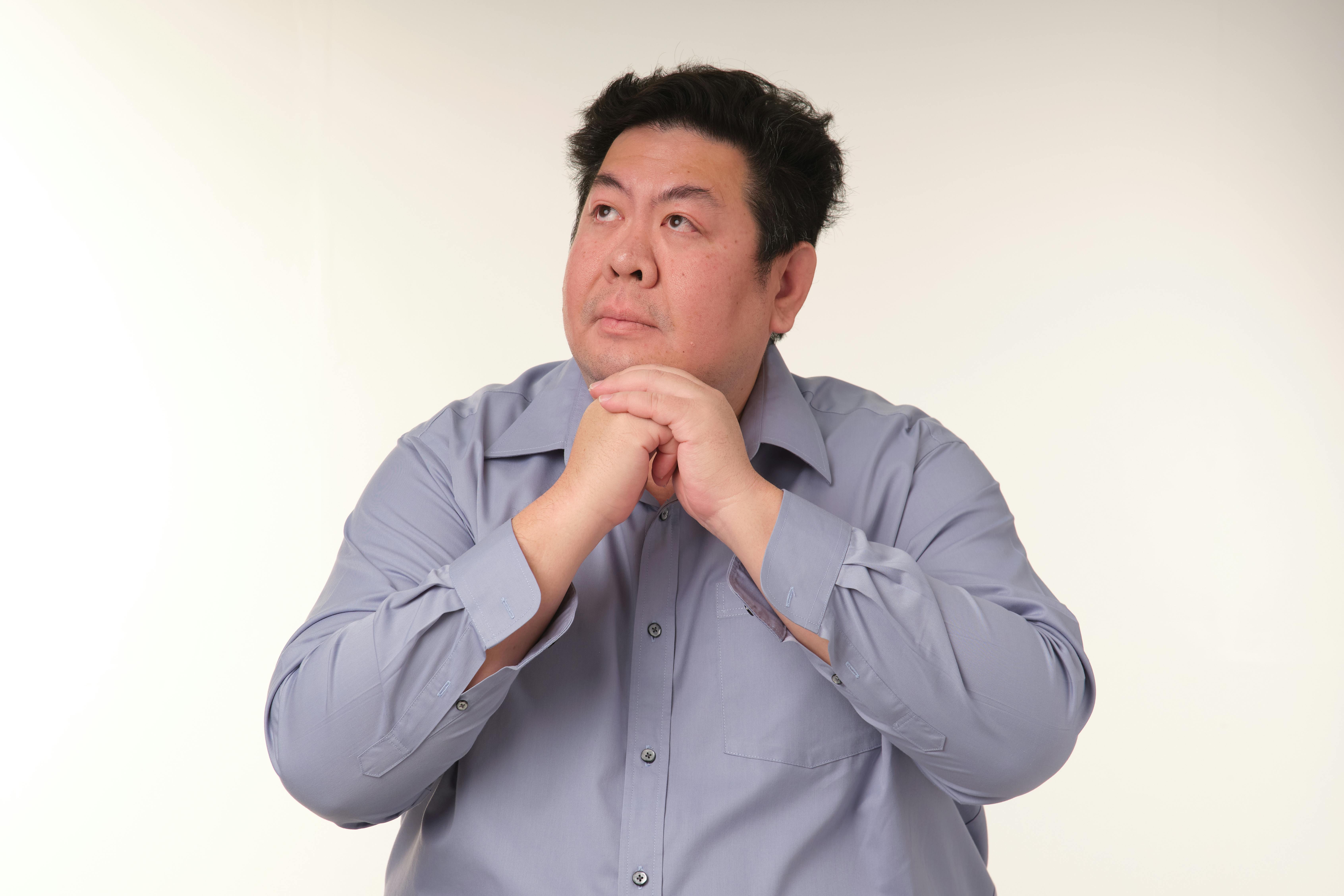 Miễn phí Chân dung một người đàn ông trong tư thế trầm ngâm trong nhà. Lý tưởng cho các khái niệm về sự chiêm nghiệm và nội tâm. Ảnh lưu trữ