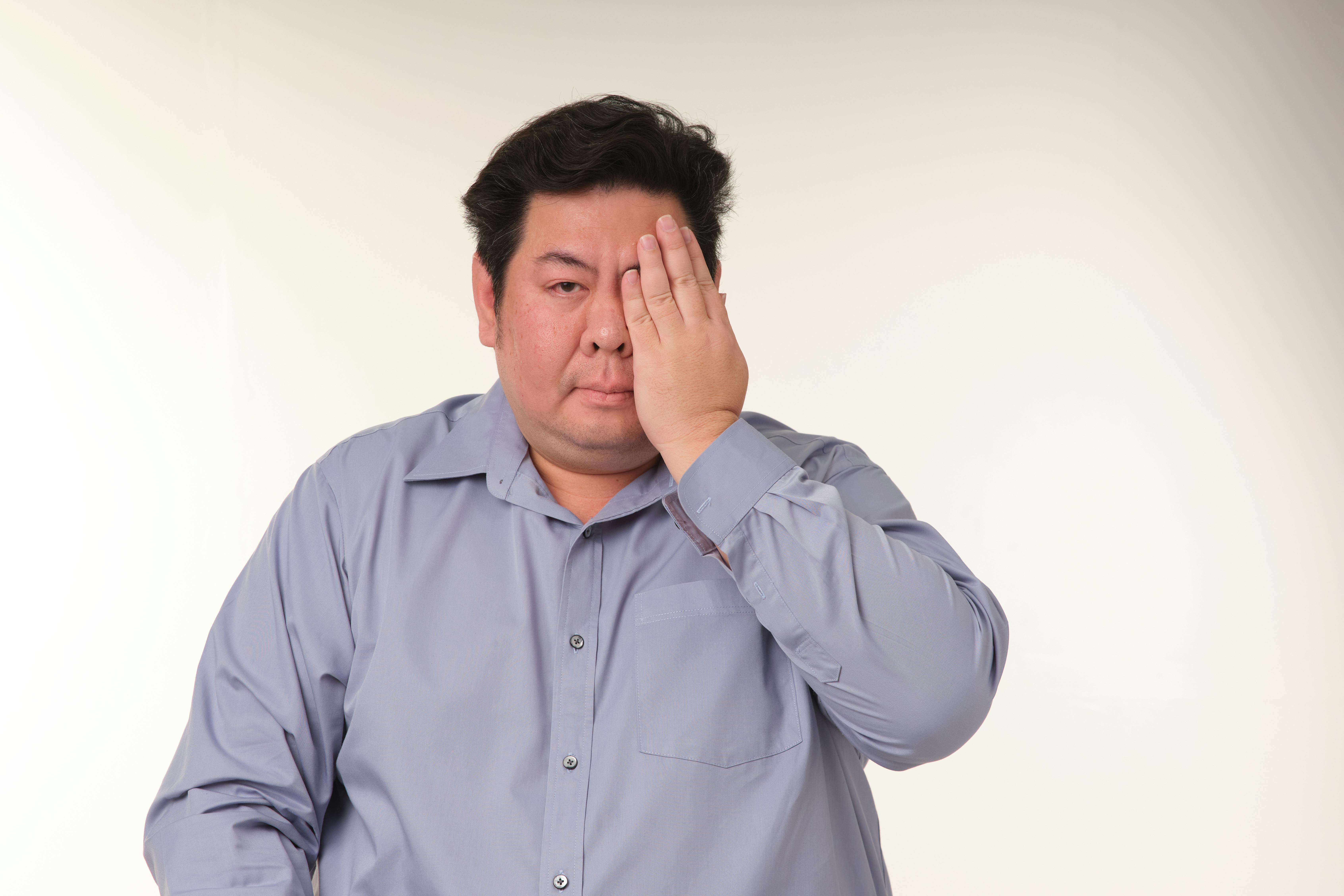 무료 손으로 눈을 가리고 있는 남자의 초상화 스톡 사진